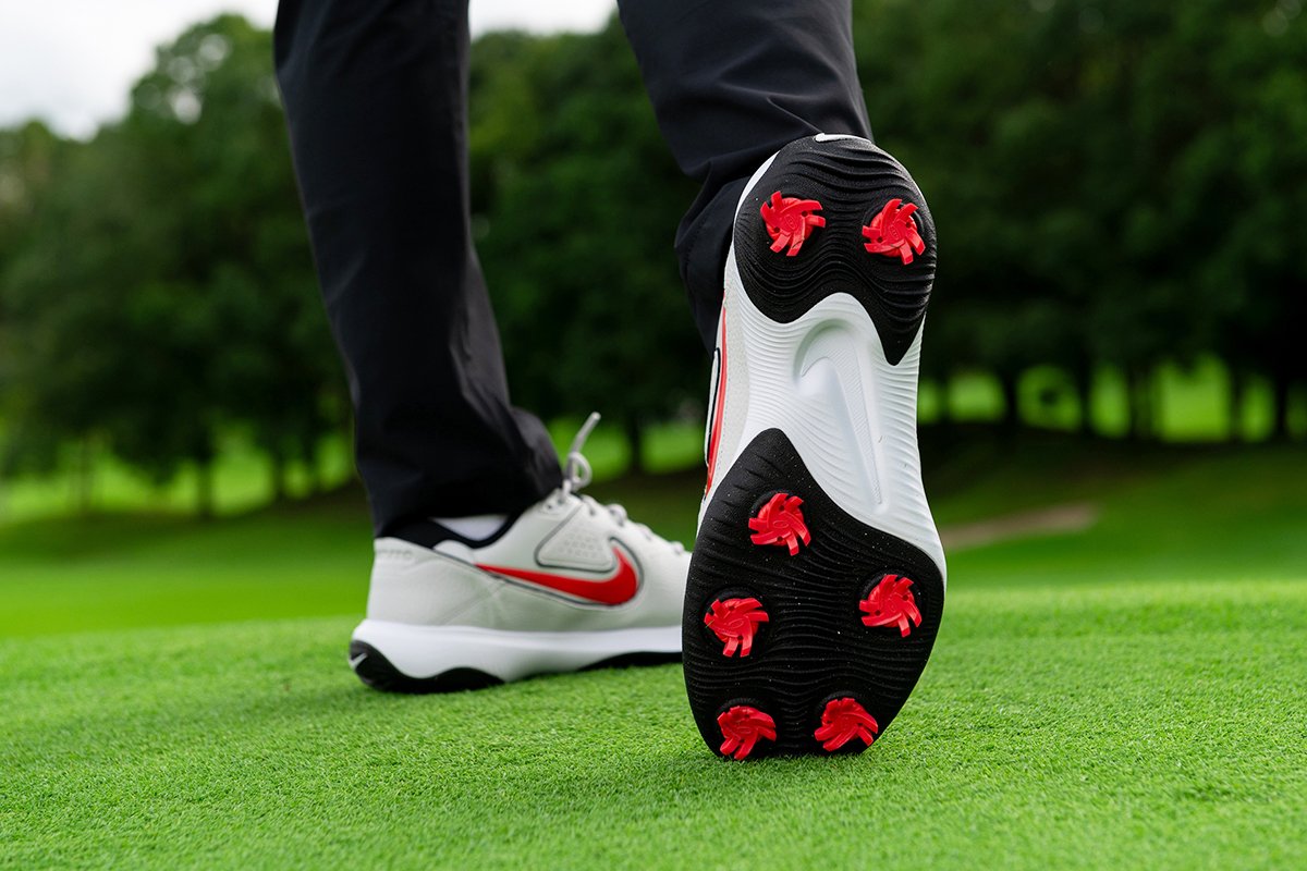 ナイキ「ビクトリー プロ 3」を試し履き たわんで食いつく“新感覚