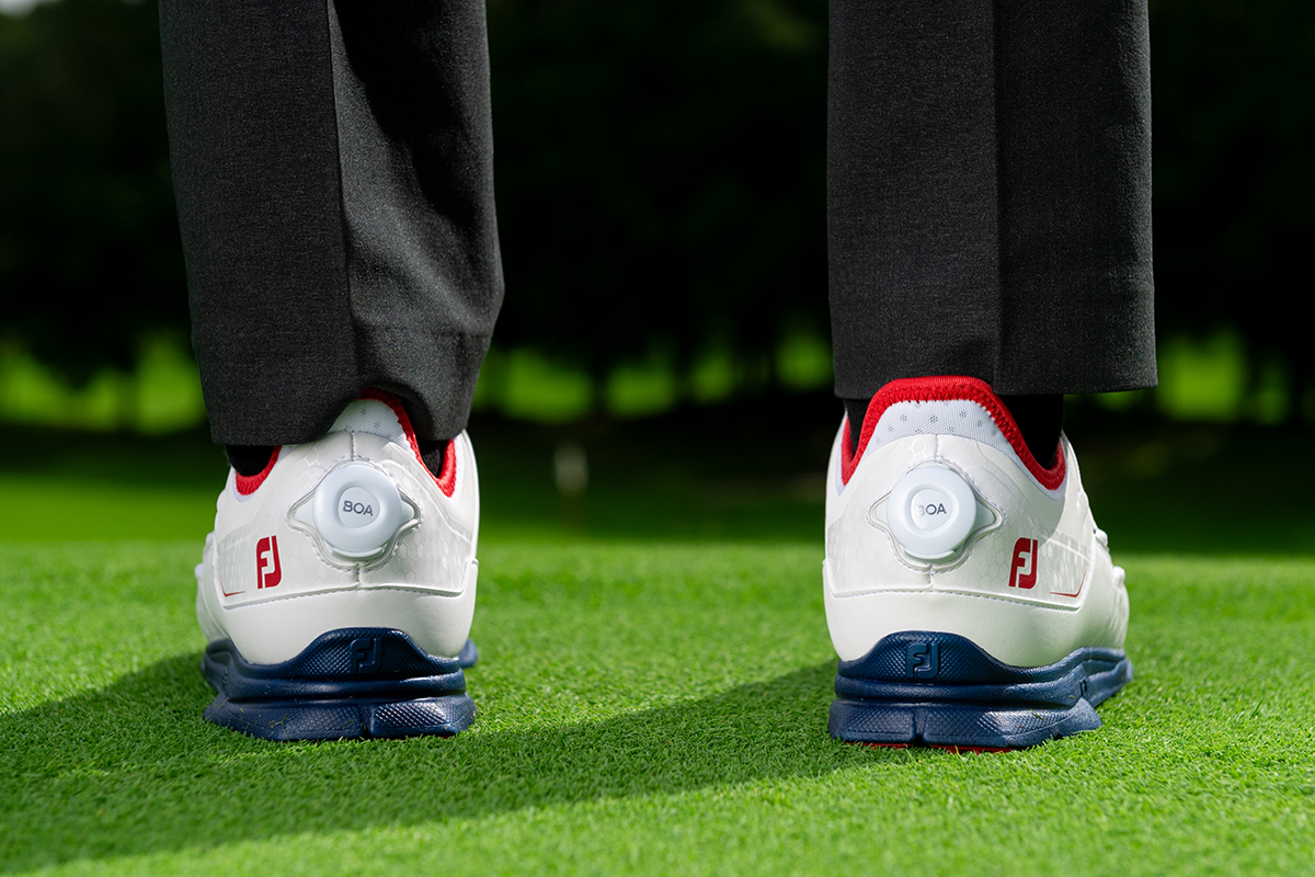 フットジョイ「スーパーライト XP ボア」を試し履き その軽さ“キャベツ
