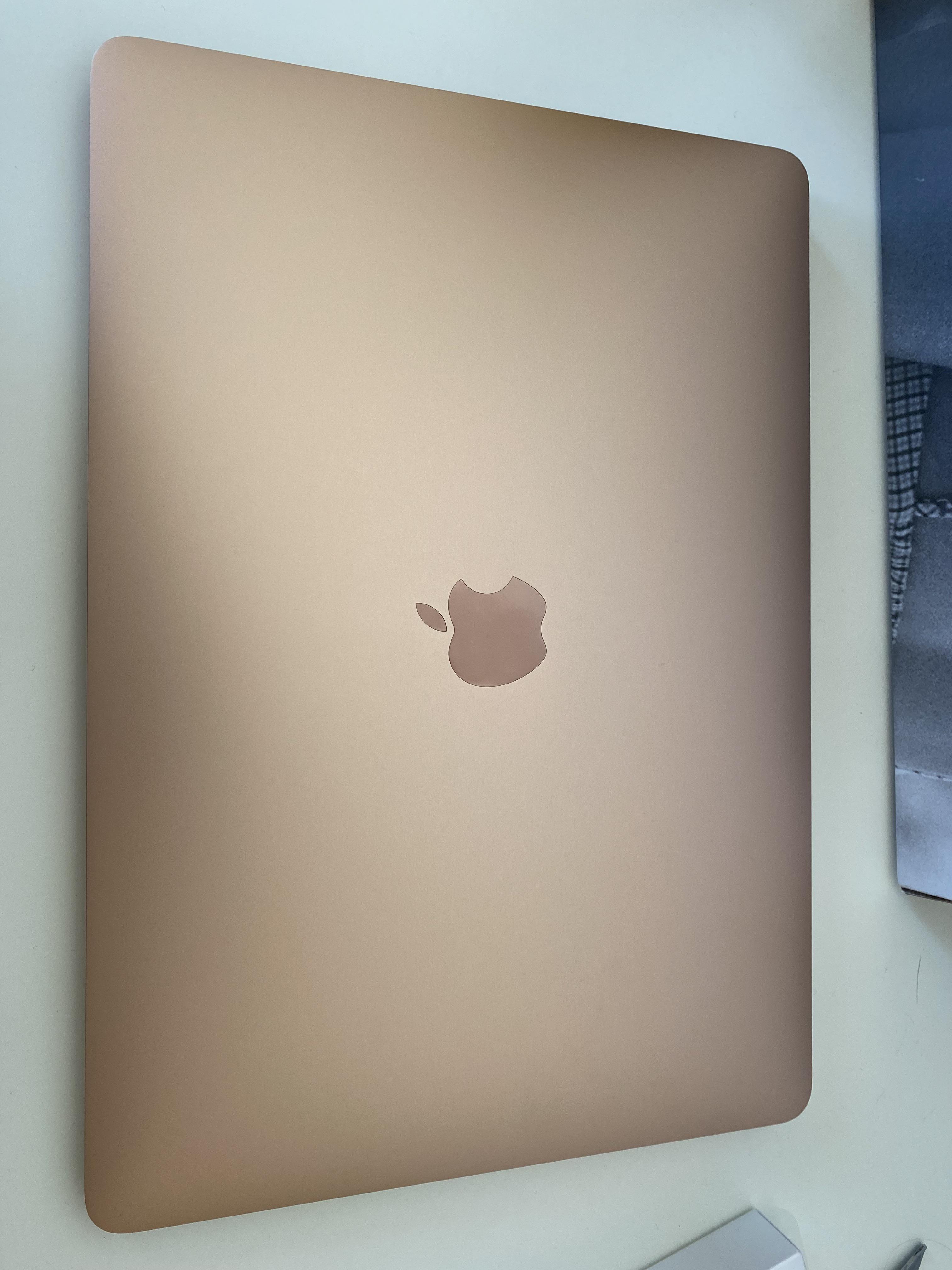 初めてのMacBook Air、ゴールドにしたんだ。マジで最高！😍 : r/macbook