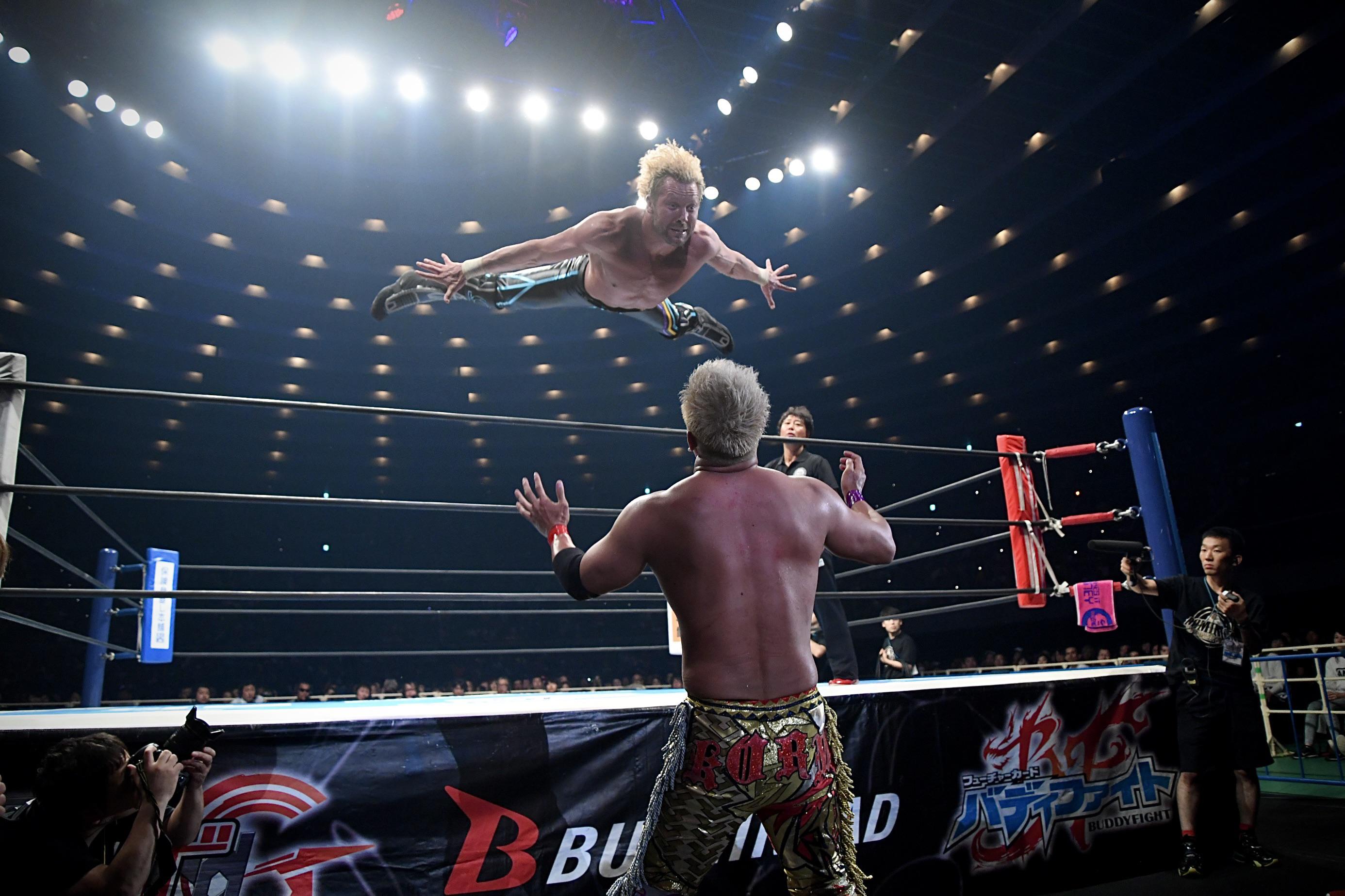 The Cleaner, Kenny Omega (ケニー・オメガ) hitting a Tope con Hilo