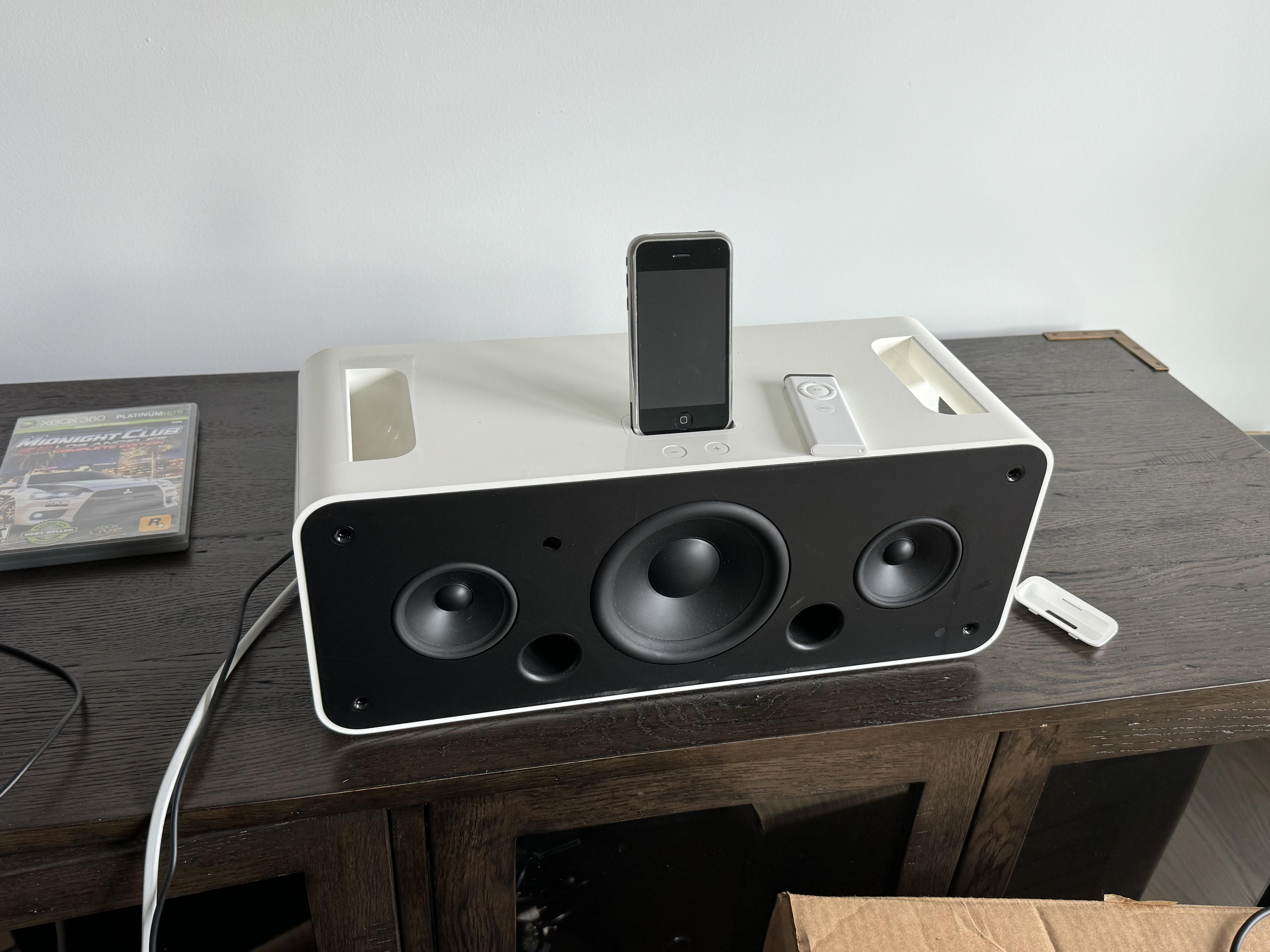 サウンドバー持ってないから、実はまだAppleのiPod Hi-Fiをテレビに