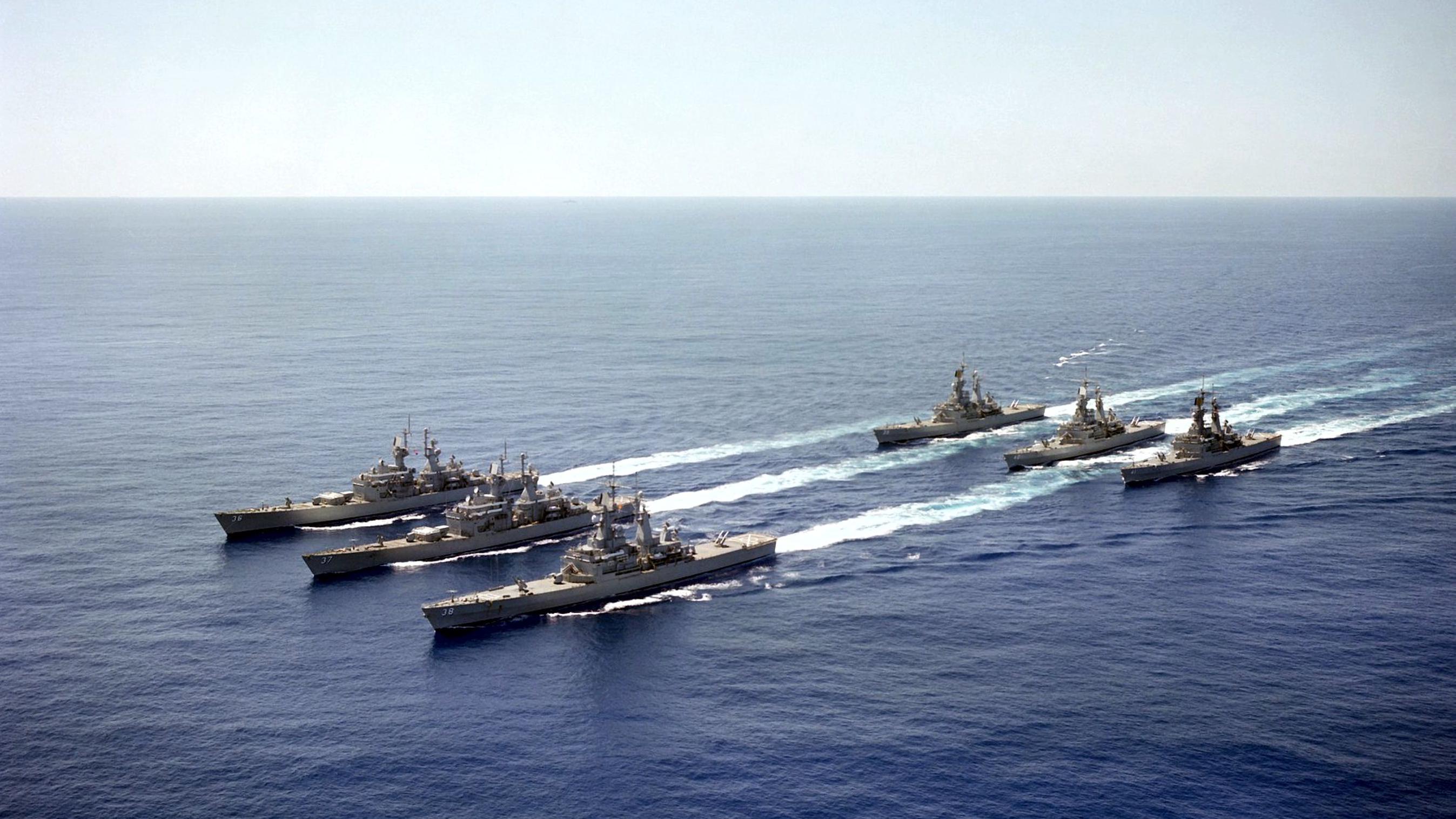 6隻のアメリカ海軍原子力ミサイル巡洋艦が一緒に航行。カリフォルニア