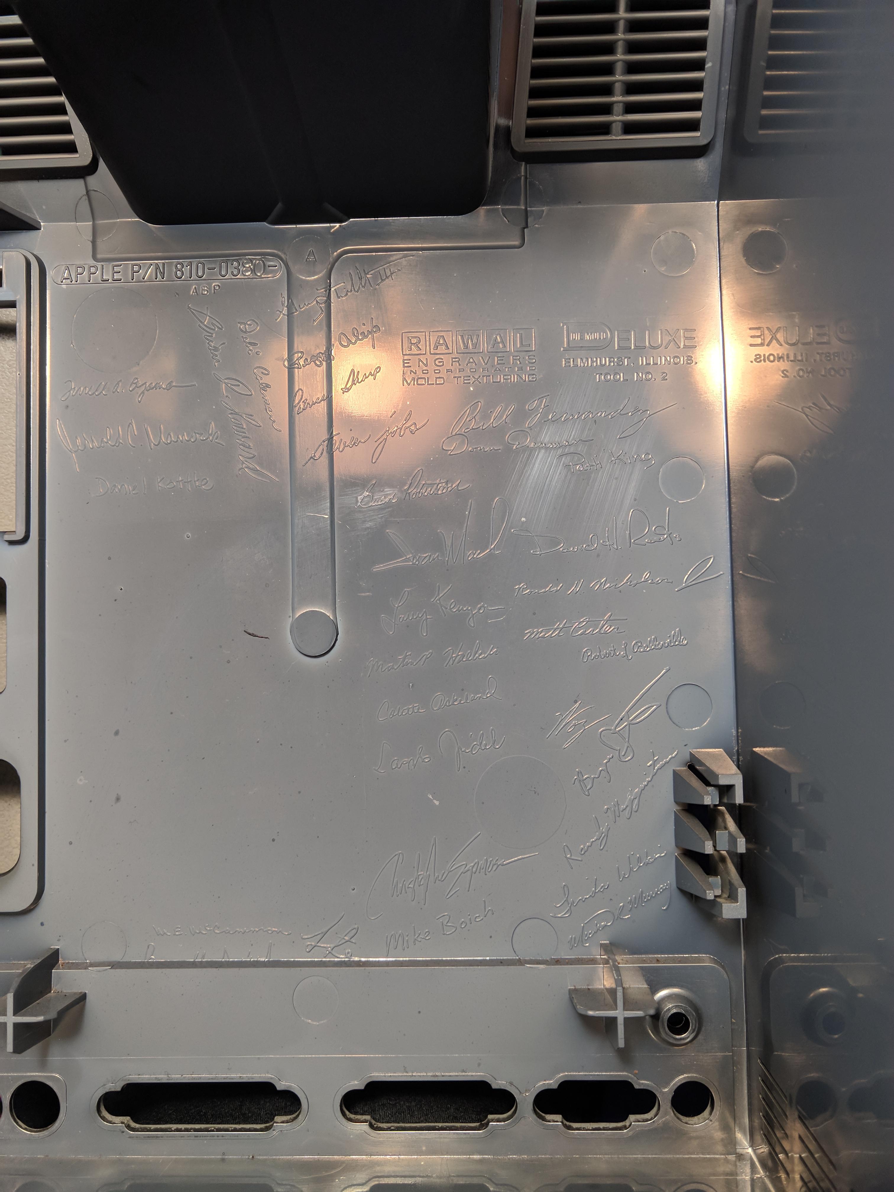 Update:inside of Macintosh plus case with the original team's