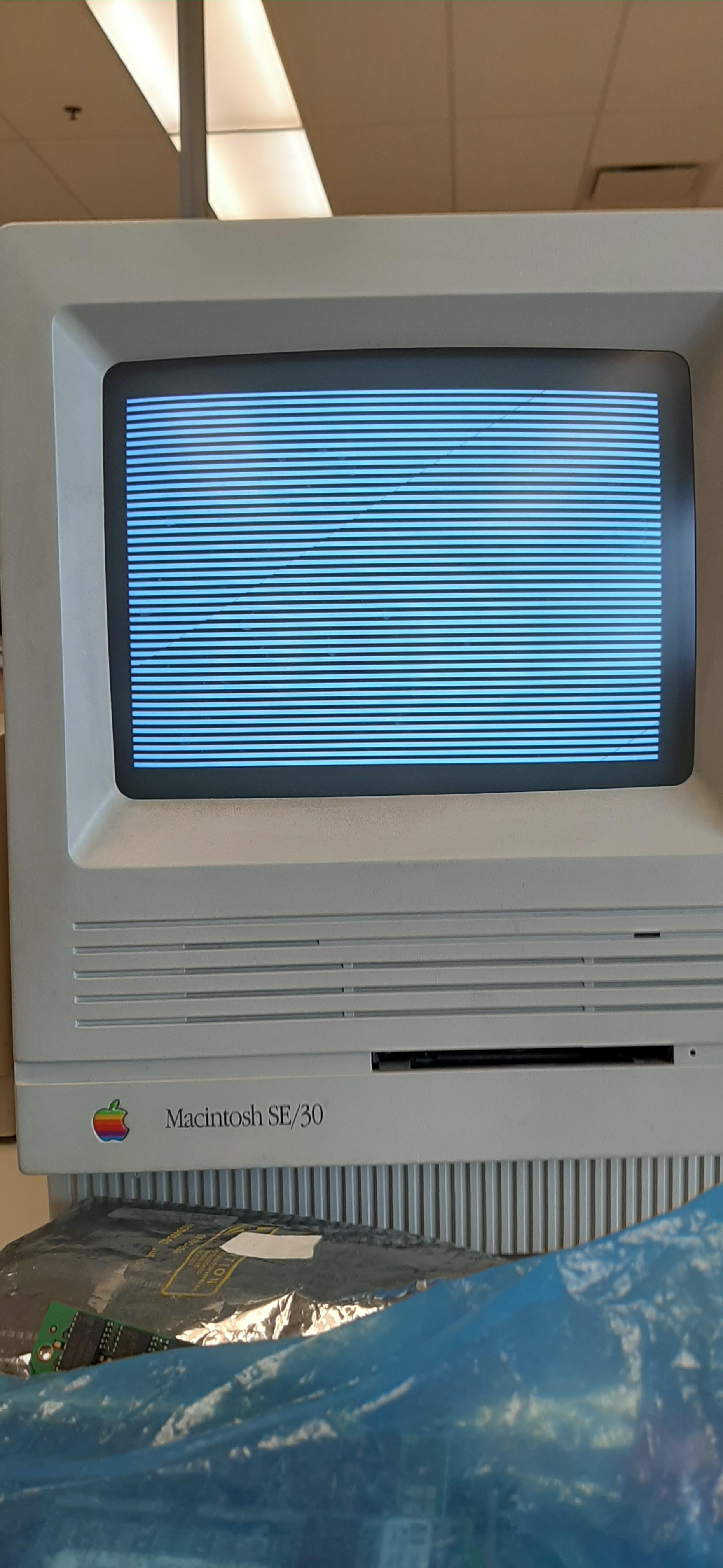 Macintosh se/30 が動かない、変な線が出て起動音も鳴らない : r/applehelp