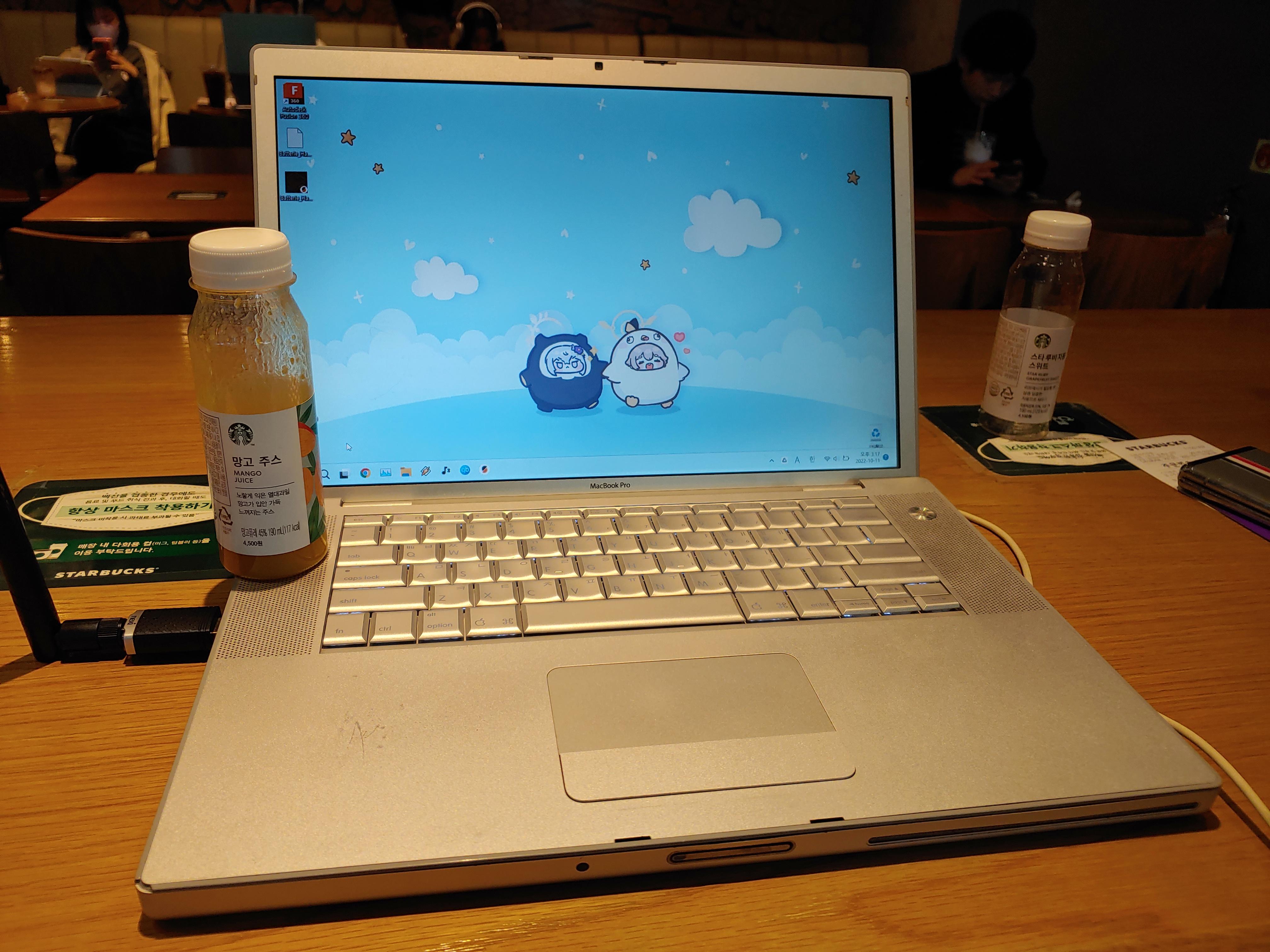 スターバックスに2006年後半のMacBook Proを持って行ったんだ。Windows