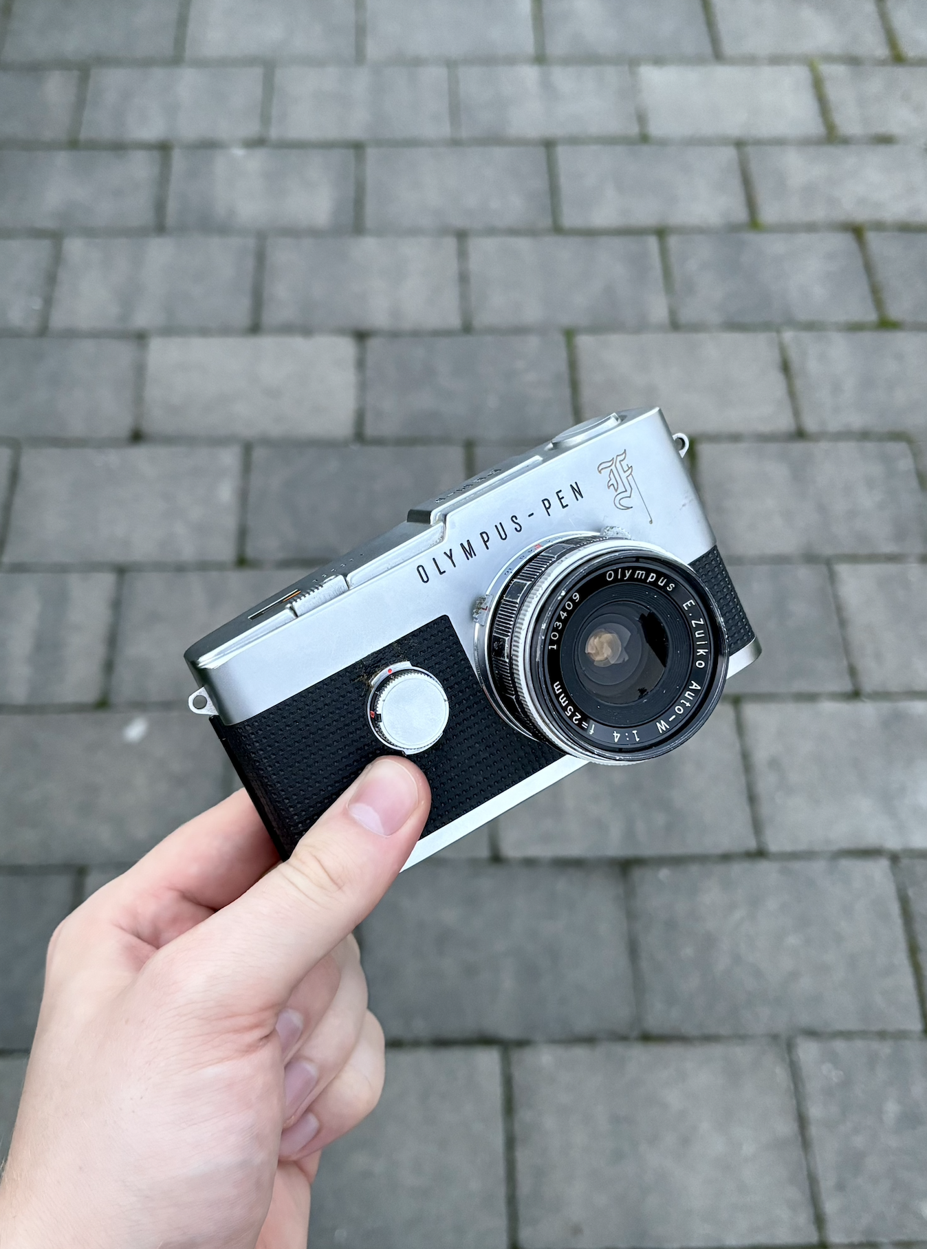 1963年、オリンパスは宮崎さんが設計した画期的なハーフフレーム一眼