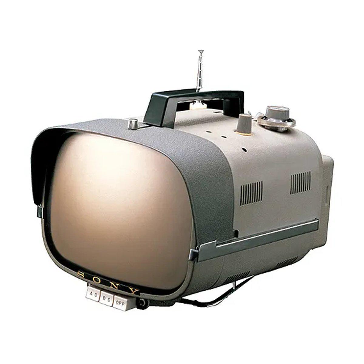 1960年5月、ソニーは初のポータブルトランジスタテレビ、TV8-301を発売
