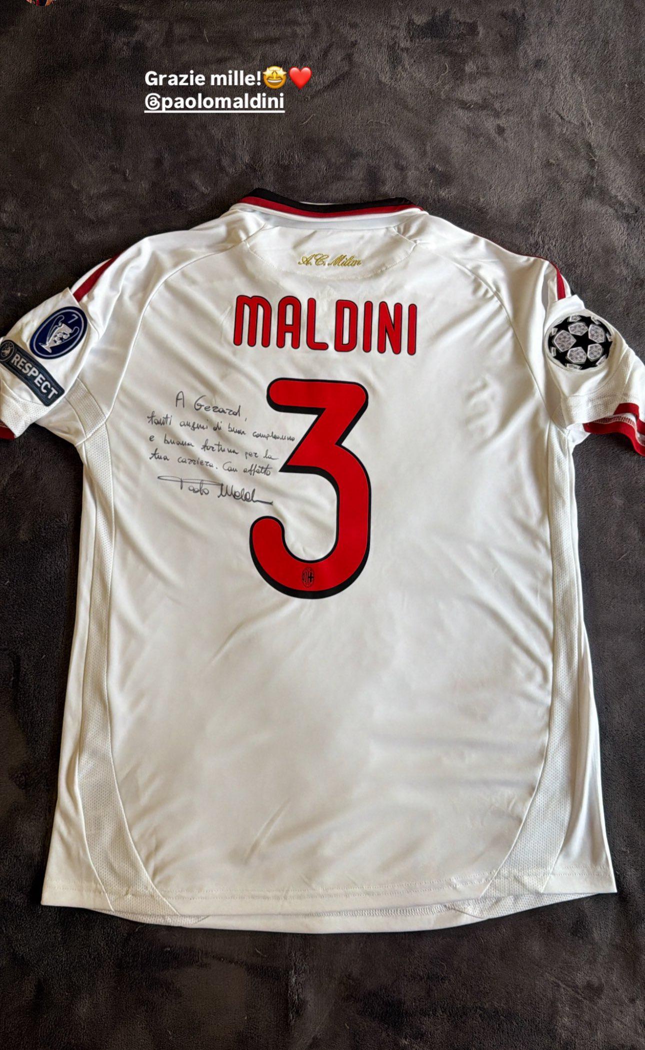 パオロ・マルディーニはジェラール・マーティンに、彼がサインした象徴