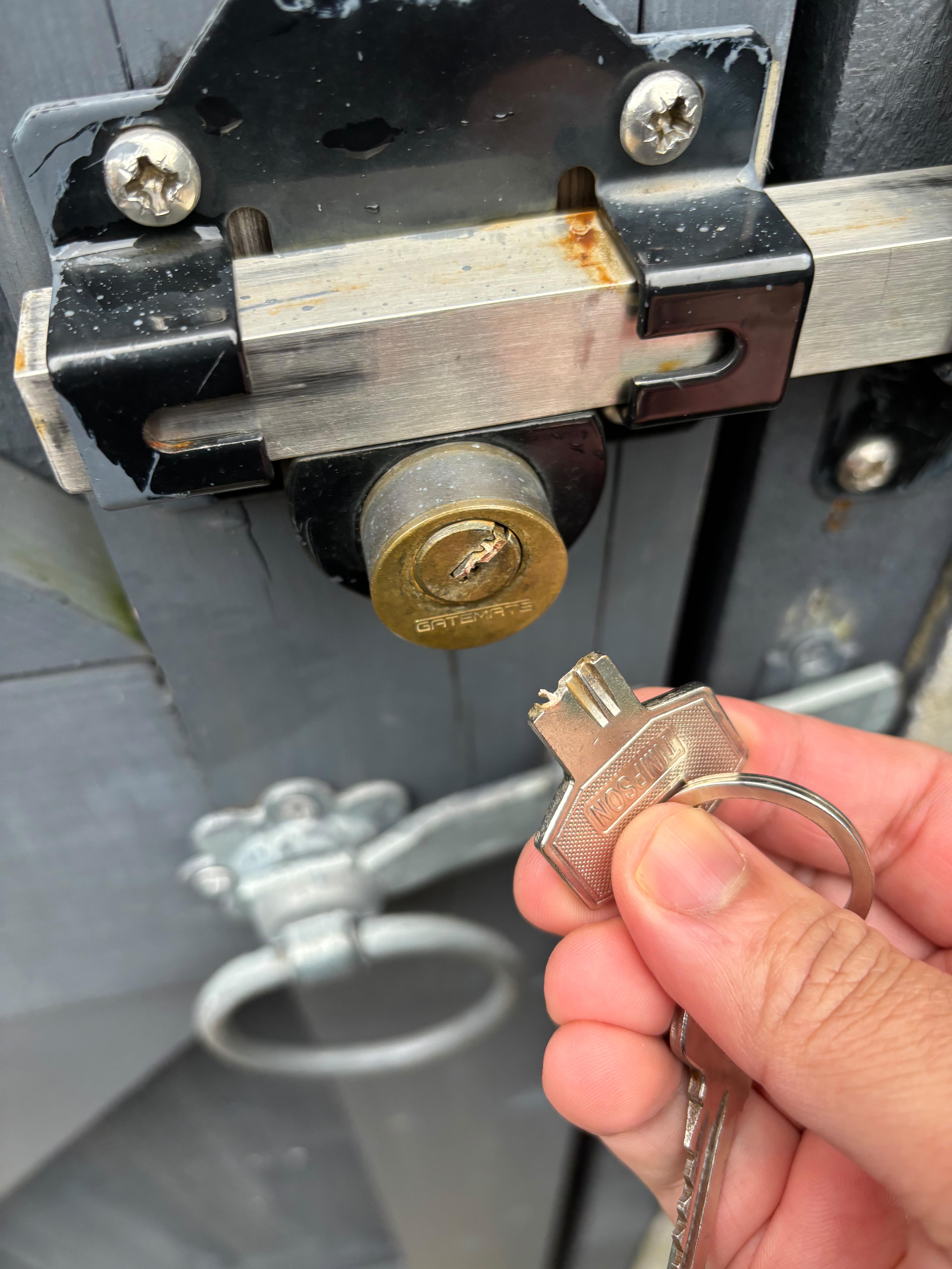 この折れた鍵を出す一番良い方法って何？ : r/Locksmith