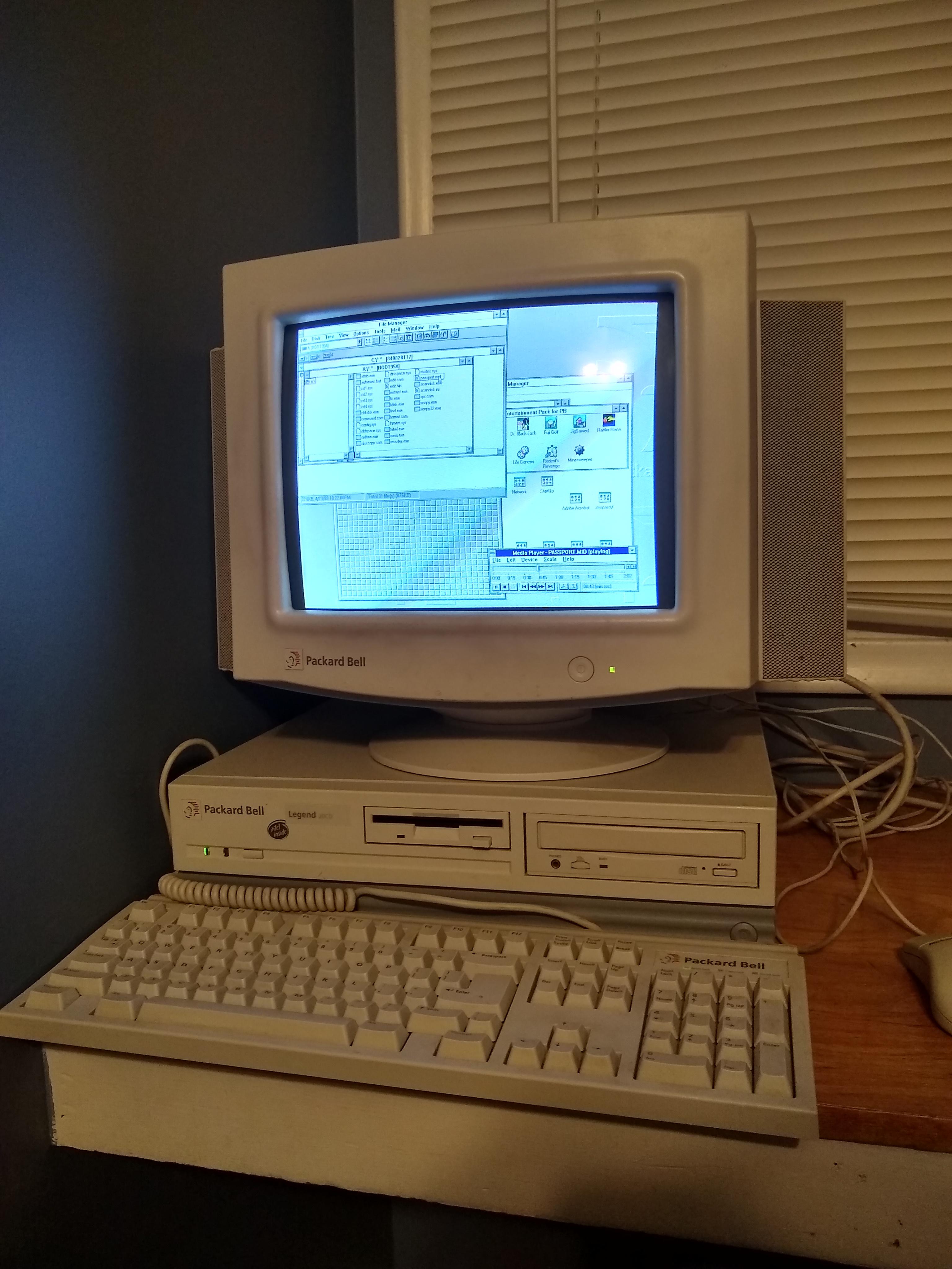 Packard Bell Legend 20CD (1994) : r/retrobattlestations