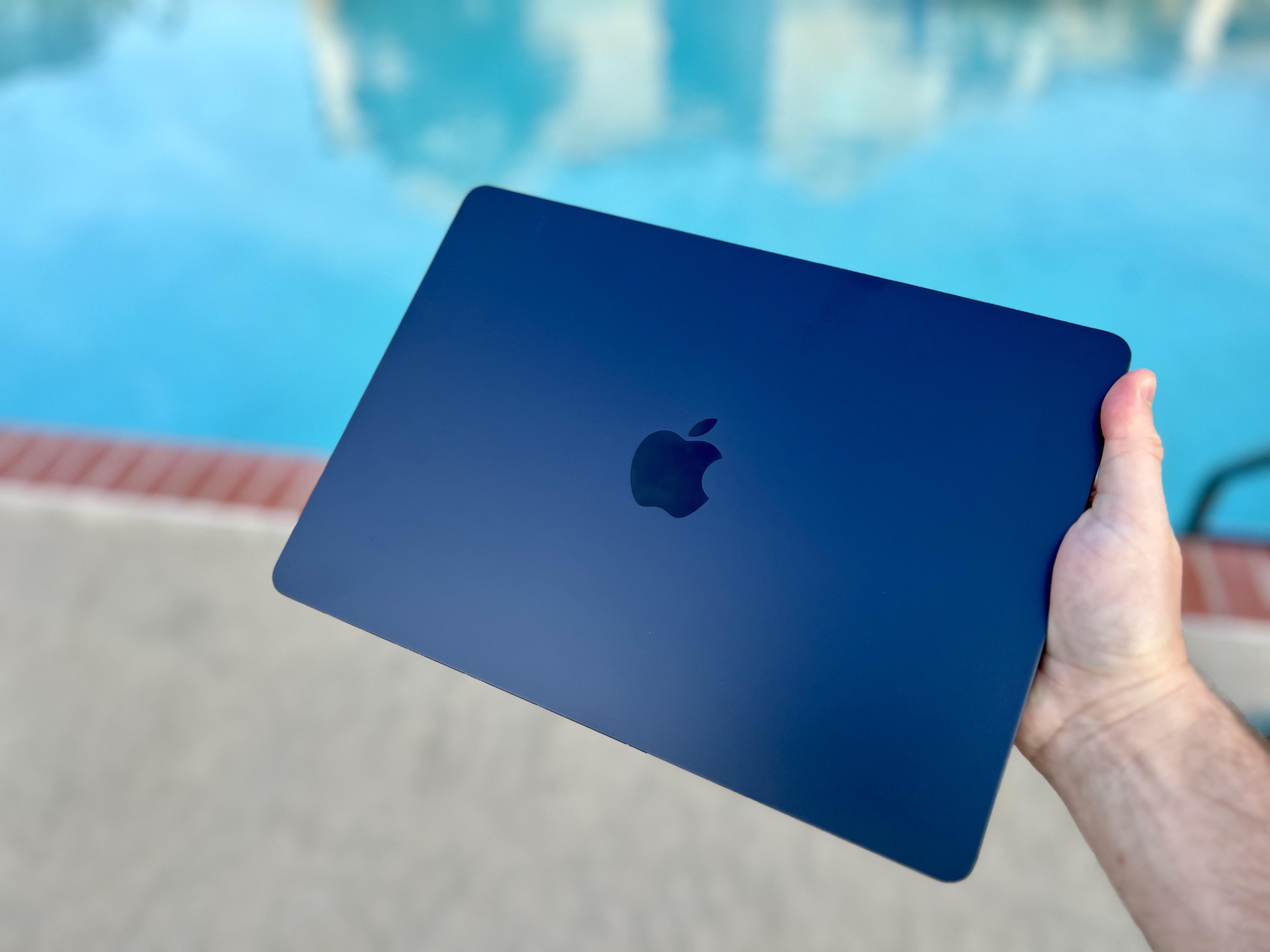 just picked up my 1tb, 8/10-core, 16gb M2 air in Midnight, by far