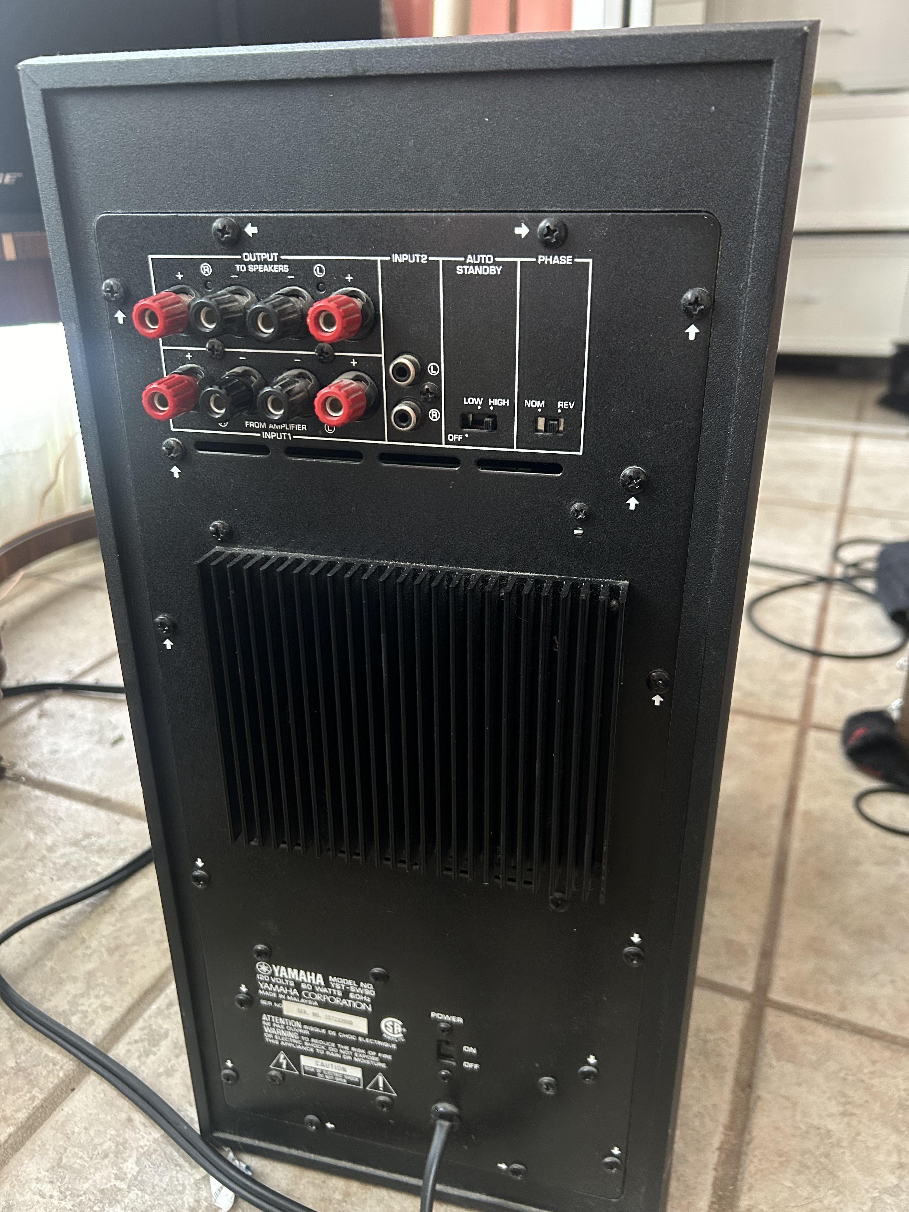 ヤマハのサブウーファーのトラブルシューティングを手伝ってくれる