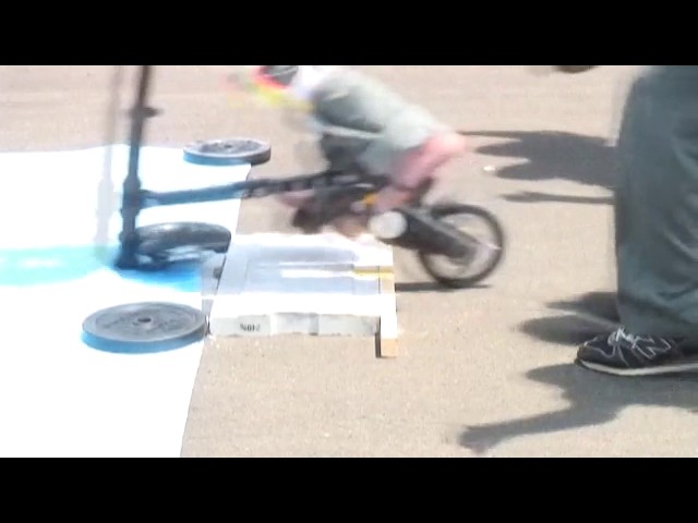 小径タイヤの折りたたみ自転車（A-RideX）の強度不足に注意！ - YouTube