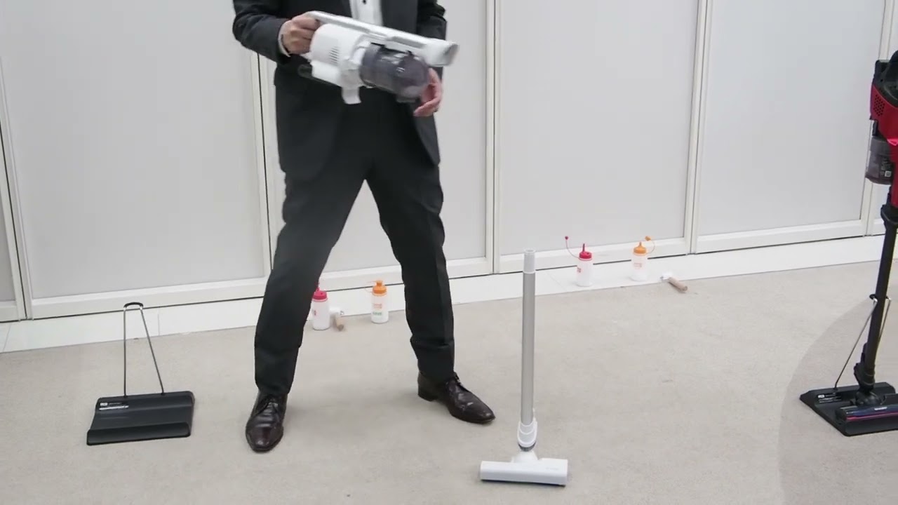 シャープ、静かな掃除にとことんこだわったスティッククリーナー