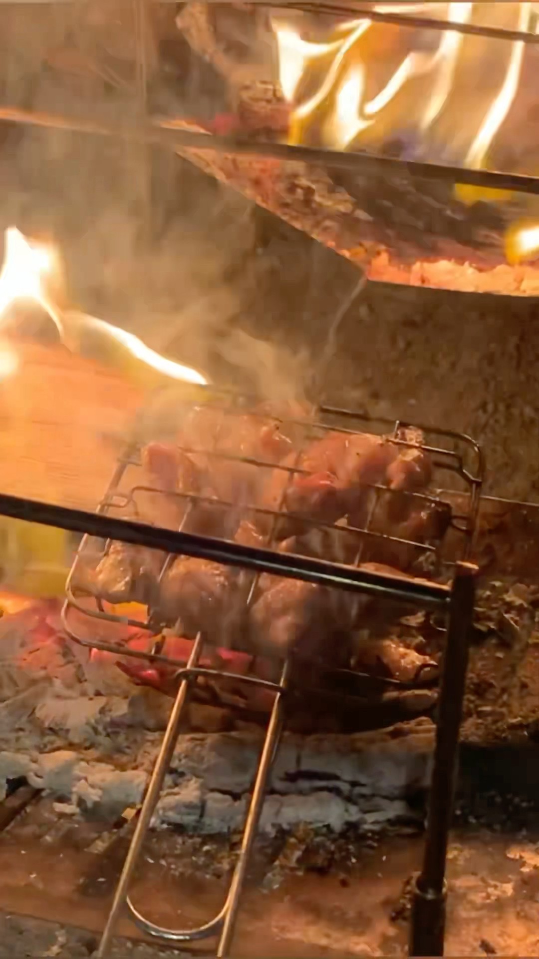 焚き火で焼く鳥はなんでこんなに美味いんだ #焚き火 #キャンプ飯