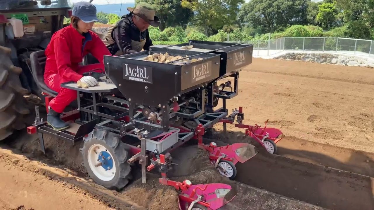 ジャガールダブル！トラクター牽引型じゃがいも種芋植え付け機 2連