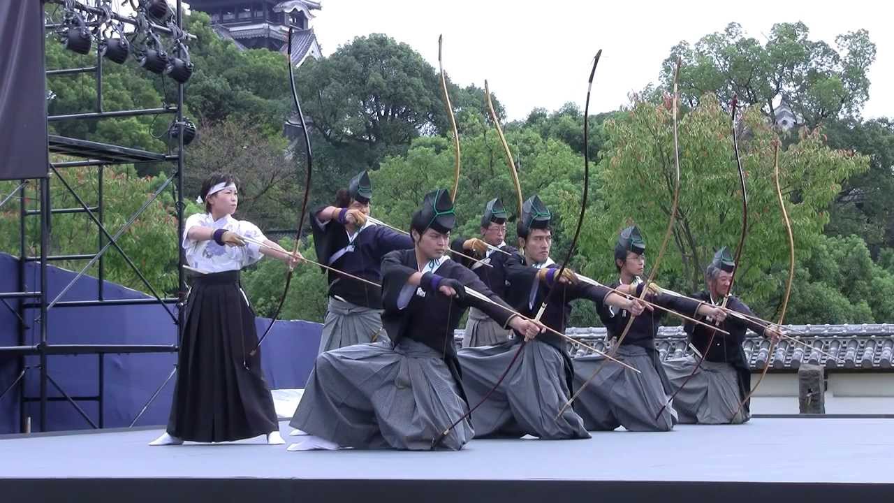 2012 熊本お城まつり 古武道演武 日置流肥後竹林派(矢襖) - YouTube