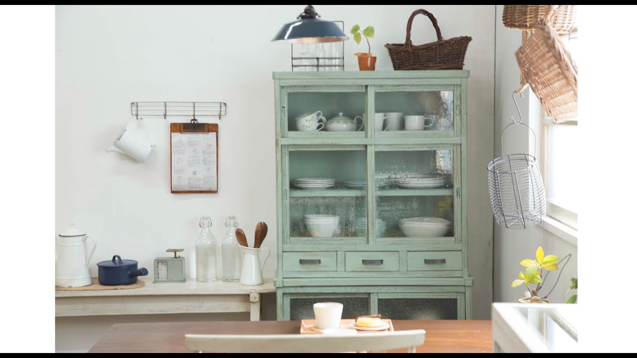 ナチュラルインテリアのアクセントに！グリーンのアンティーク食器棚