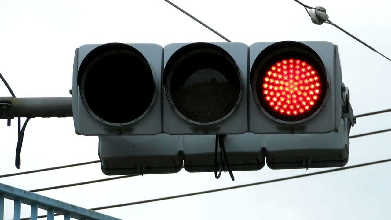 赤点滅】瑞穂町狭山神社の信号機（信号電材製） - YouTube