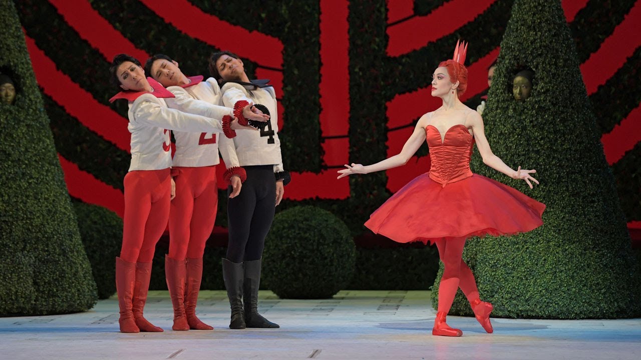 BECOMING THE QUEEN OF HEARTS: 『不思議の国のアリス』ハートの女王に