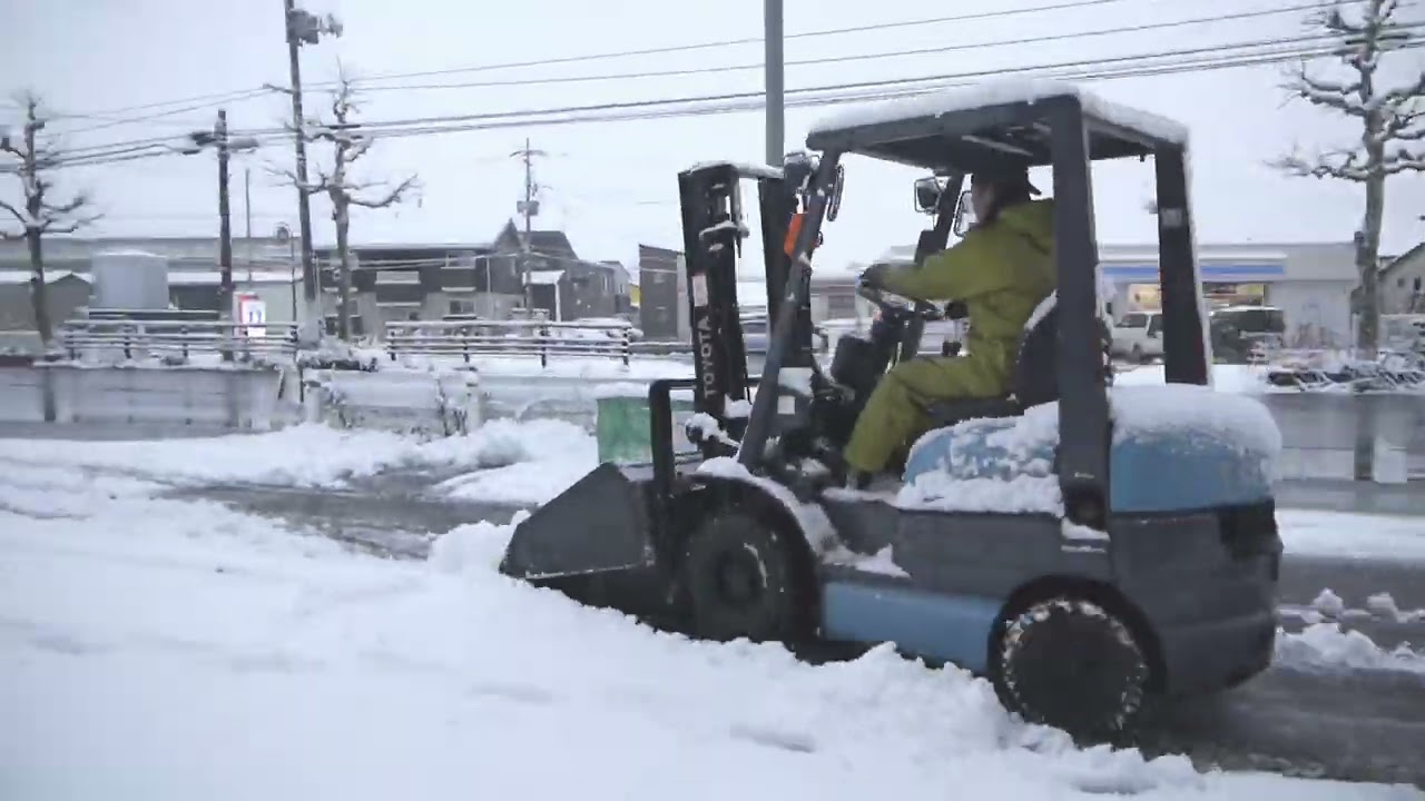 フォークリフトと「スノーバケット」で スイスイ除雪！4倍速！（雪かき