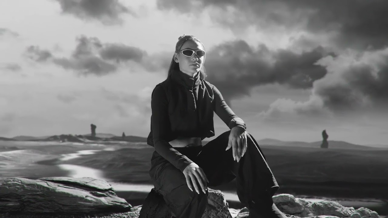 オークリーが限定版「MUZM STRAIGHT JACKET 99」を発表 ｜ FLY