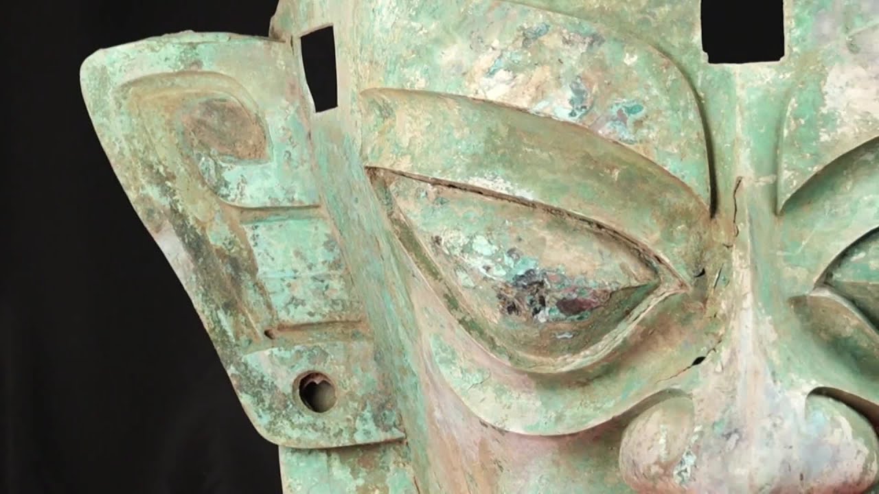 三星堆出土の大型青銅仮面、博物館で臨時公開 四川省広漢市 - YouTube