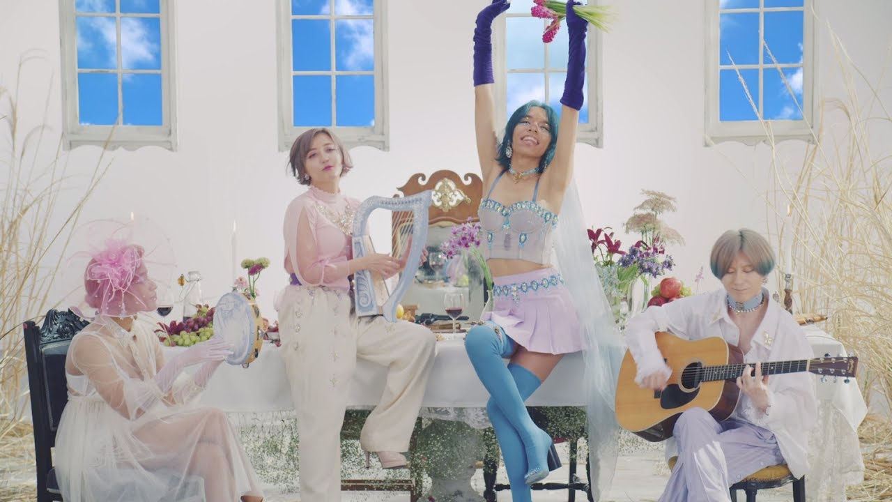 QUEEN BEE 『Introduction』Official MV - YouTube