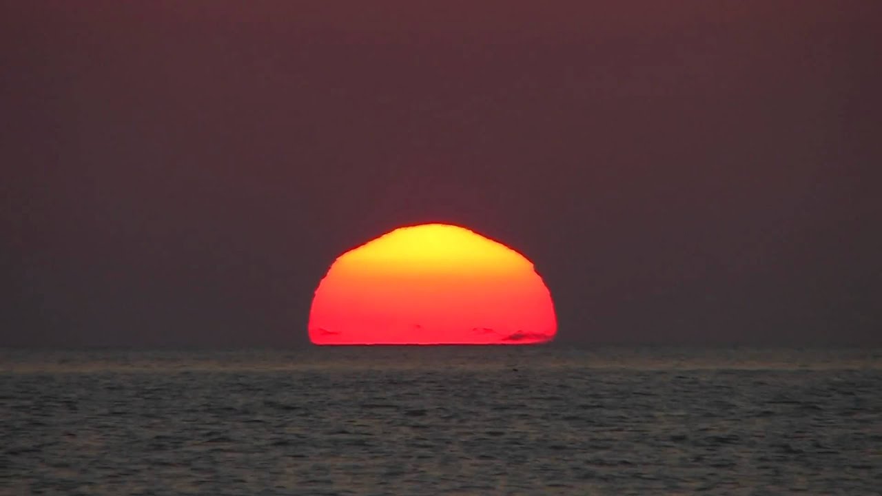 水平線に綺麗に沈む夕陽 Beautiful evening sun - YouTube