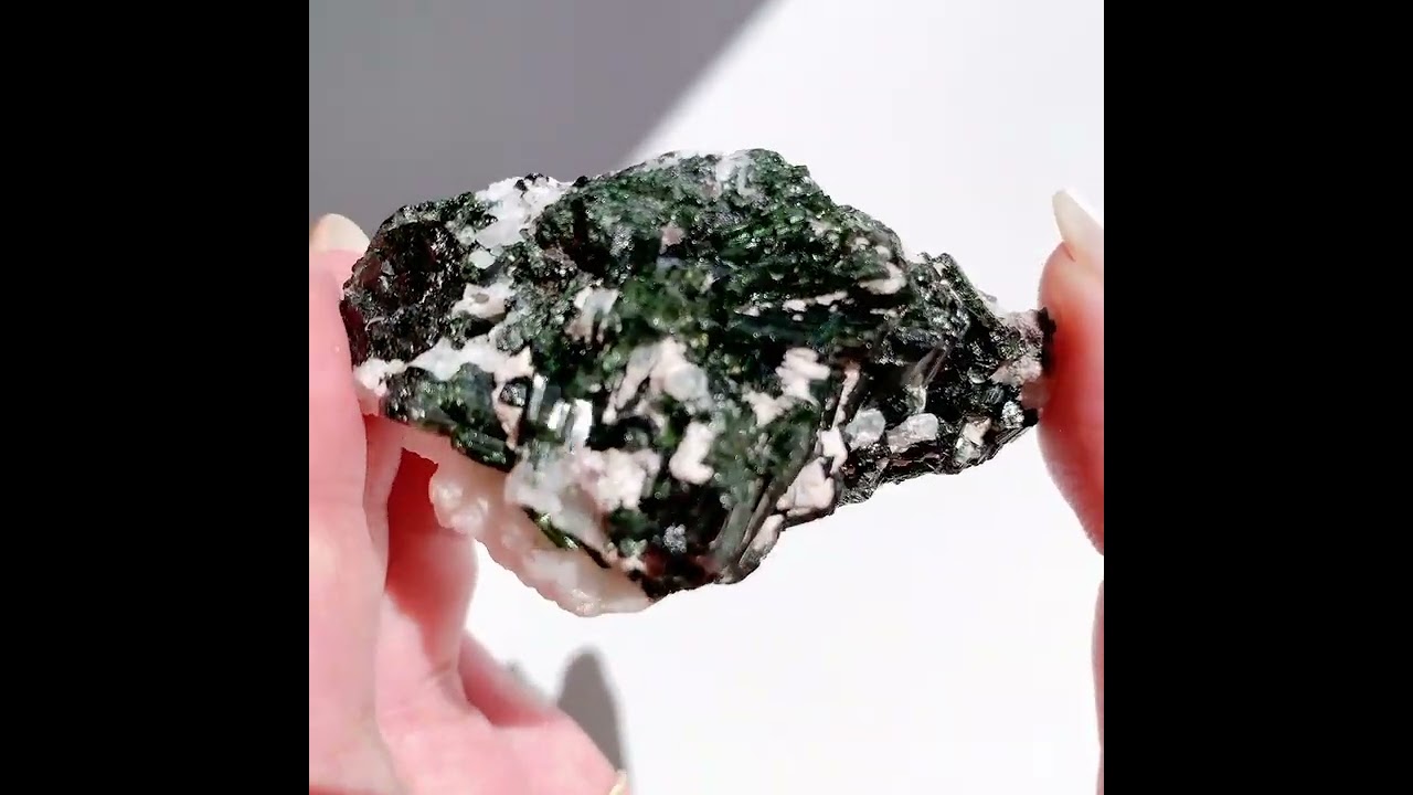 グリーントルマリンonアルバイト 原石 | 原石 | Crystals by Purely