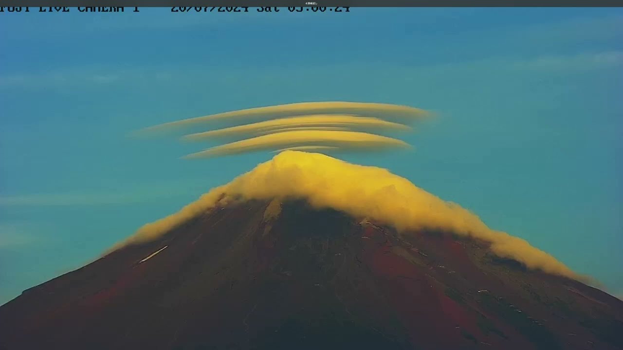 希少な4段の笠雲の富士山」