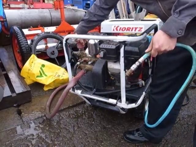 6 KIORITZ AHP360 自走式自動巻取機付動力噴霧器 - YouTube