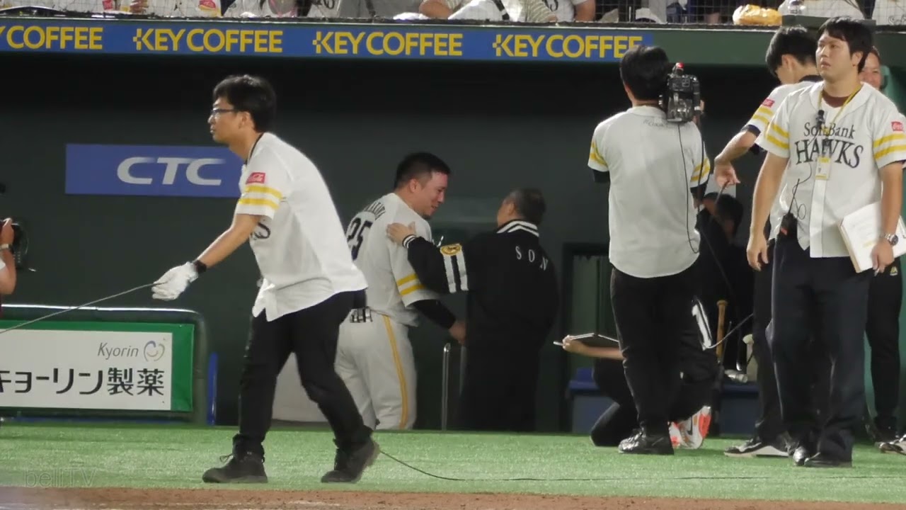 山川穂高が孫正義オーナーと王貞治氏と握手をして場内から拍手が起きる