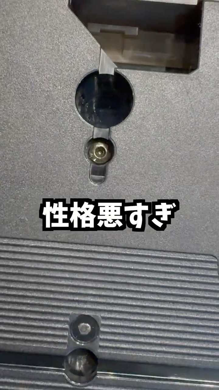 Video Repair] A broken rental VHS tape with a special screw that