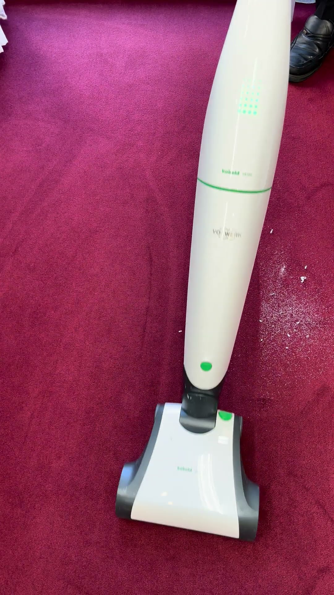 ドイツ・フォアベルク社の掃除機「コーボルトVB100」使用イメージ