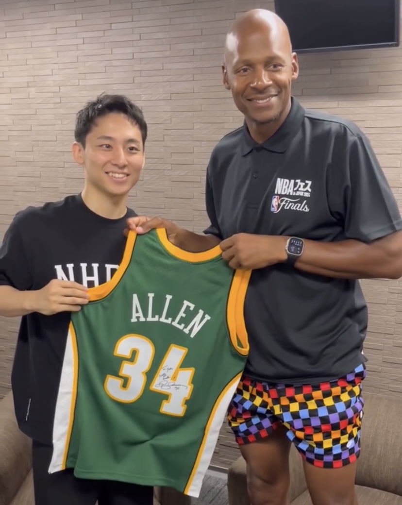 レイ・アレンが河村勇輝にサイン入りユニフォームをプレゼント