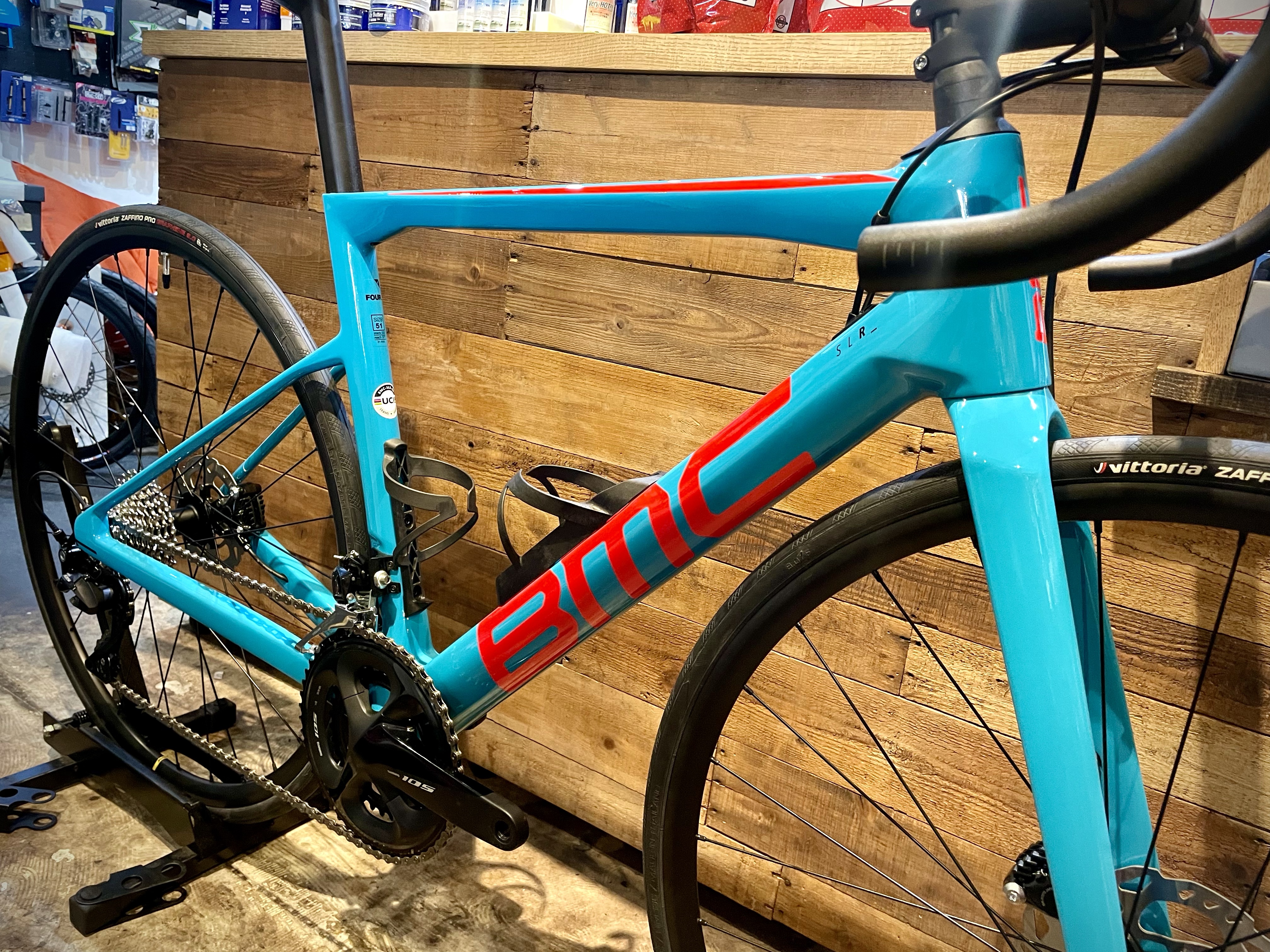 在庫あります。BMC Teammachine SLR FOUR 105Disc True Blue & Neon