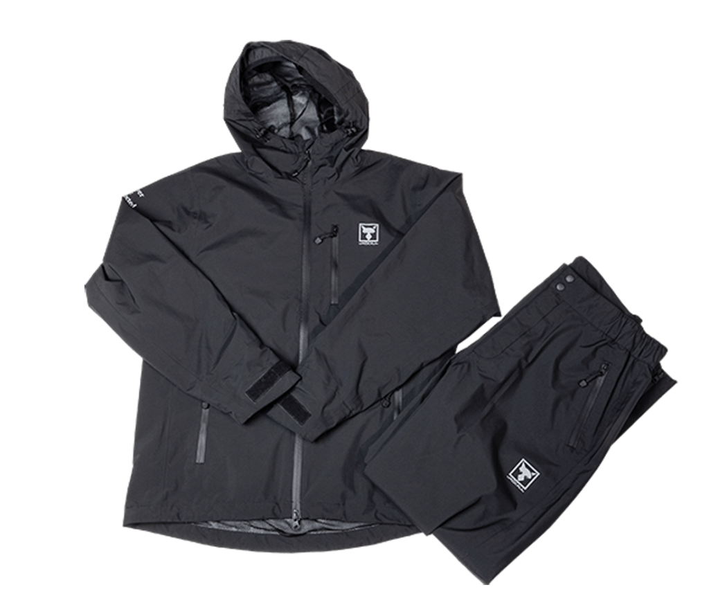 ジャッカル初のレインウェア！ 釣り人仕様の「RFジャケット