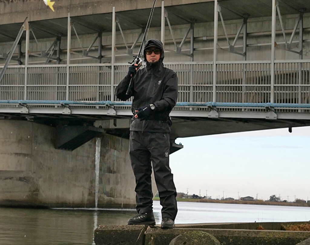 ジャッカル初のレインウェア！ 釣り人仕様の「RFジャケット