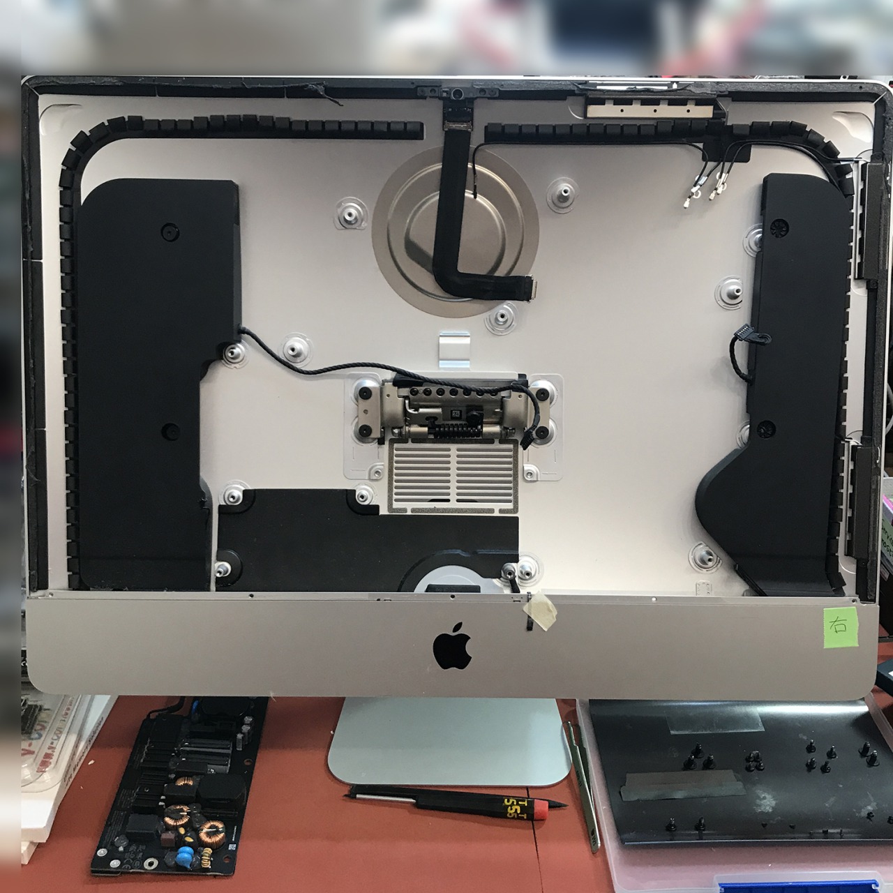 iMac (21.5-inch, 2017) 2機種 メモリ増設 SSD交換 修理