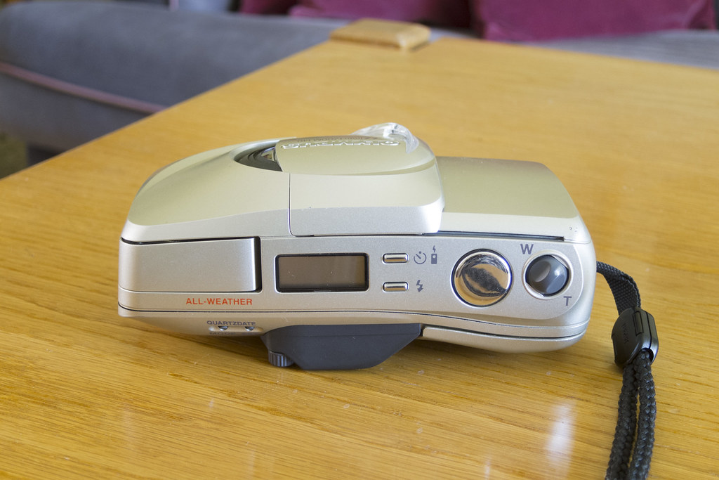 Olympus μ[mju:] Zoom 140 - Down the Road