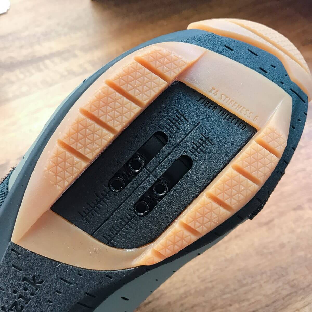 オシャレで性能も抜群！Fi'zi:kのTERRA POWERSTRAP X4 | KAMIHAGI cycle