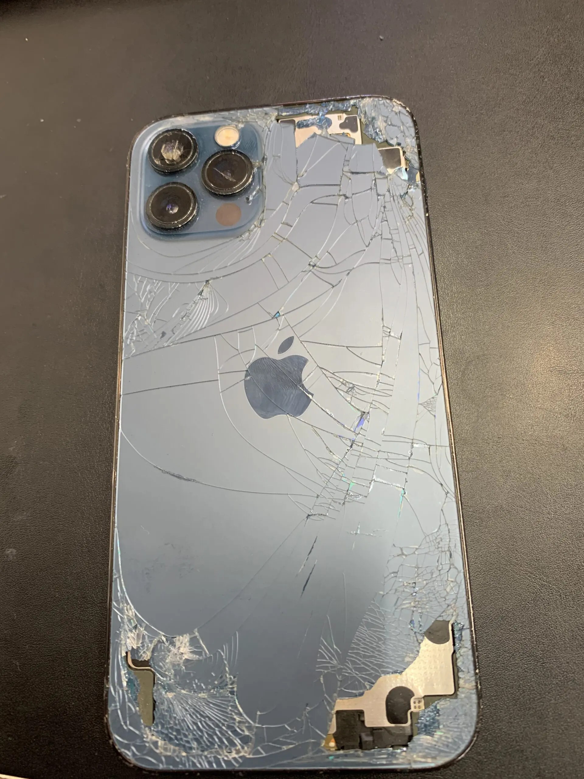 iPhone背面がバキバキに割れた！修理方法と費用・注意点を徹底解説