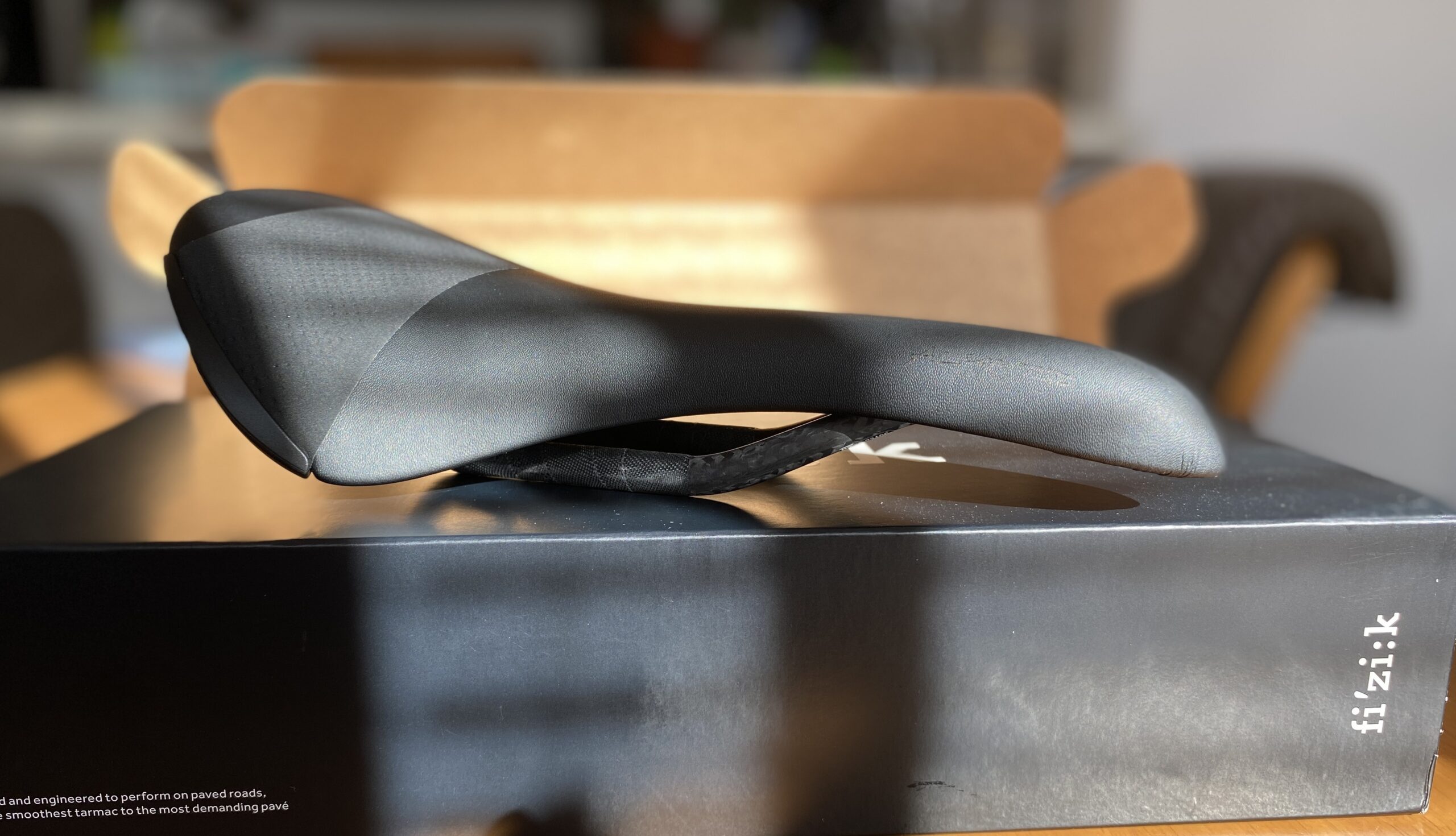 究極のコンビネーション:快適性と軽量性が融合したレース用サドル