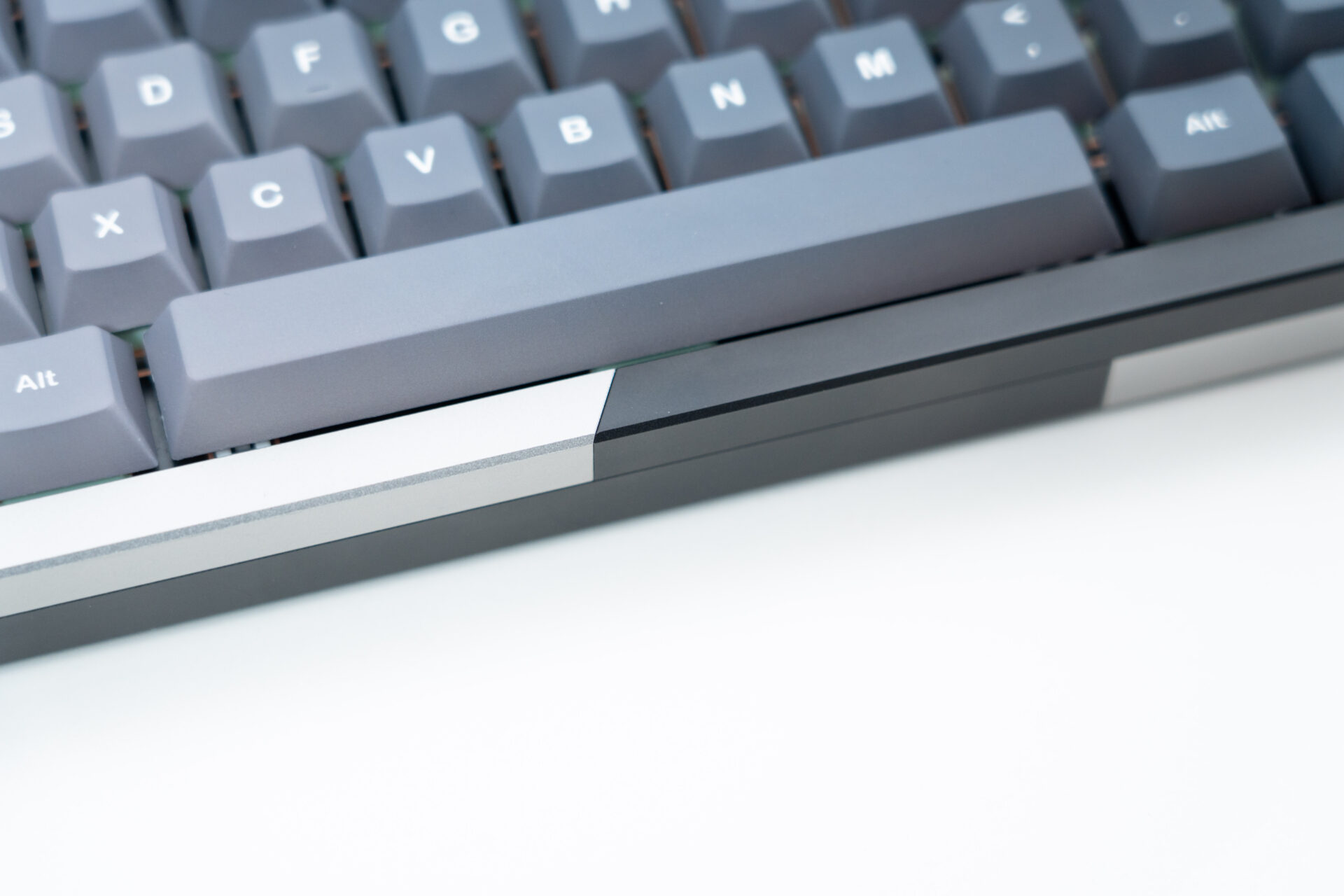 グラデーションデザイン×とろける打鍵感が魅力「KiiBOOM Loop 65