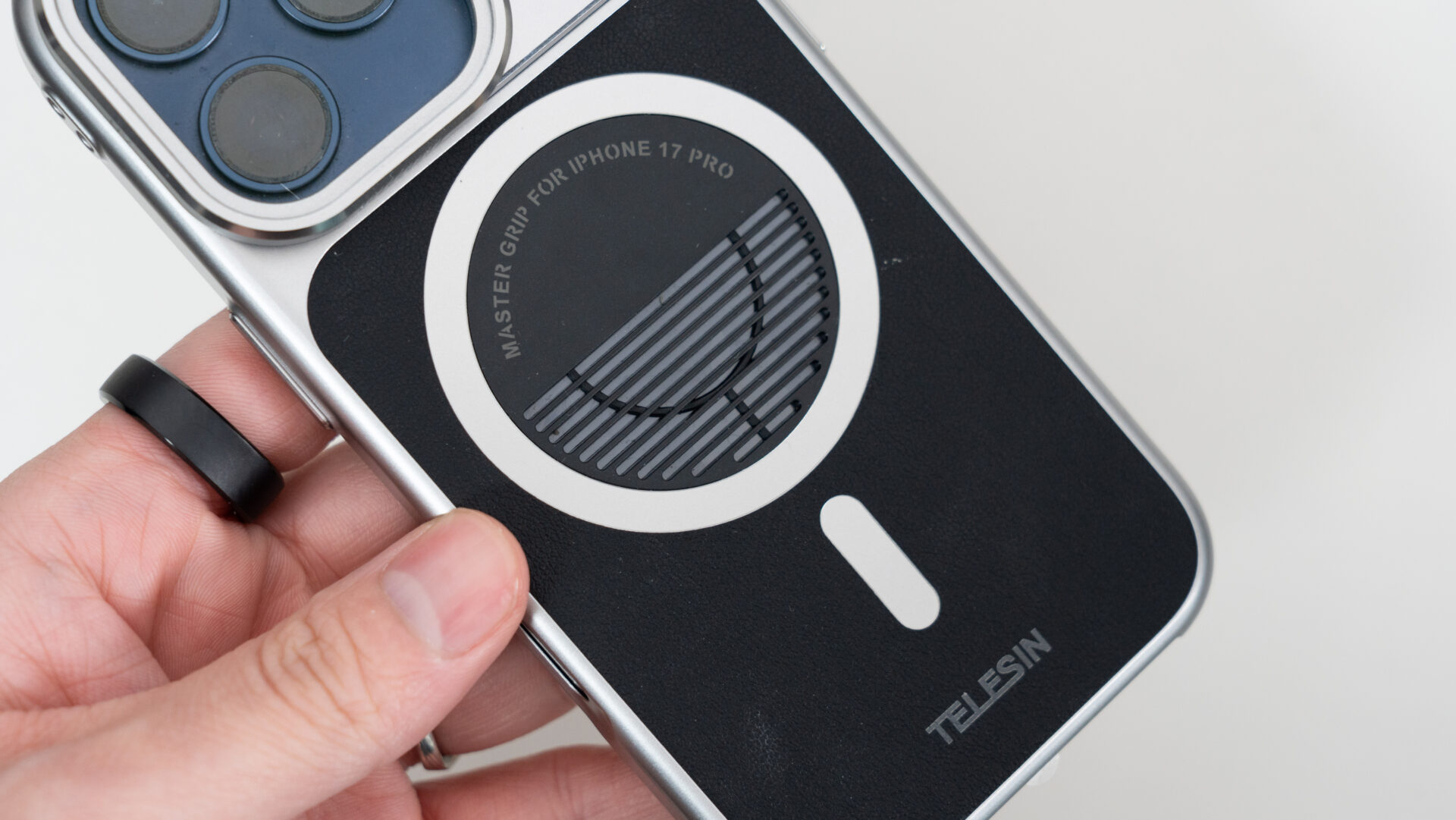 iPhoneを「コンデジ化」させて使い倒したい人へ「TELESIN Master Grip