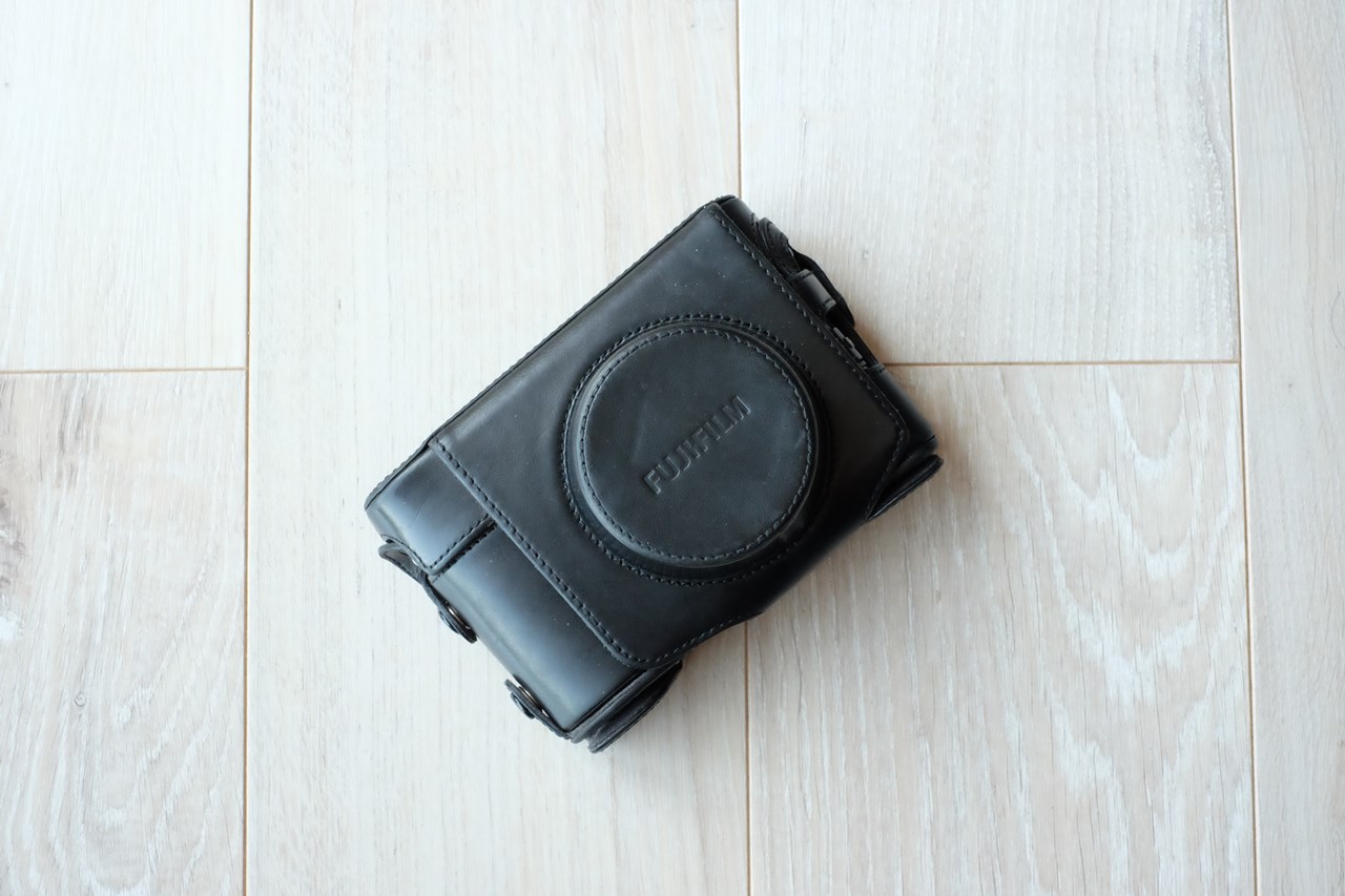 お散歩カメラにもオススメ。富士フイルム X100F『専用レザーケース』が