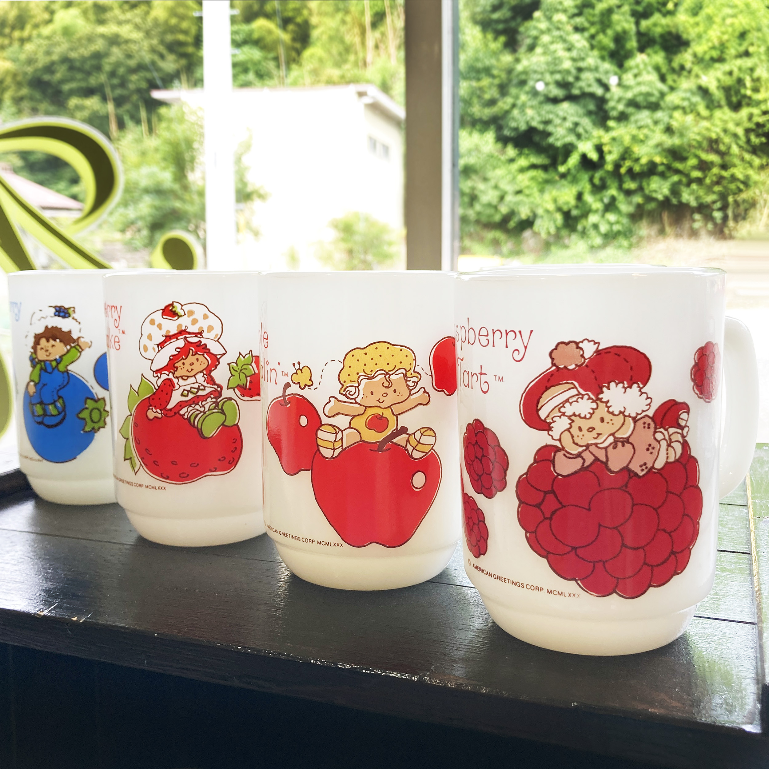 Fire-king 1980年代ストロベリーショートケーキと仲間たちのマグが入荷