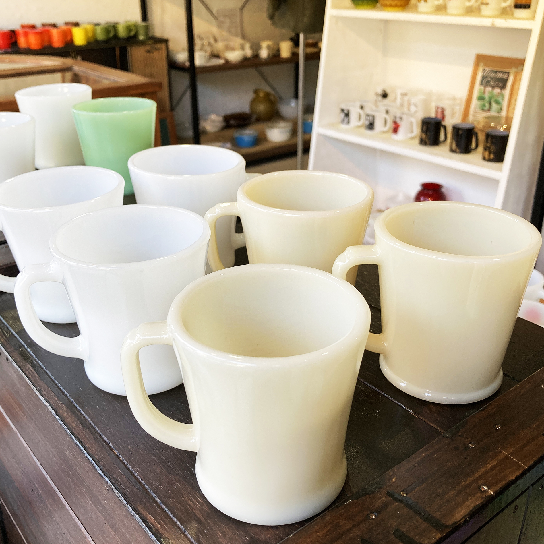 Fire-king ふんわり優しいアイボリー系マグのカラー比較 | マメチコ