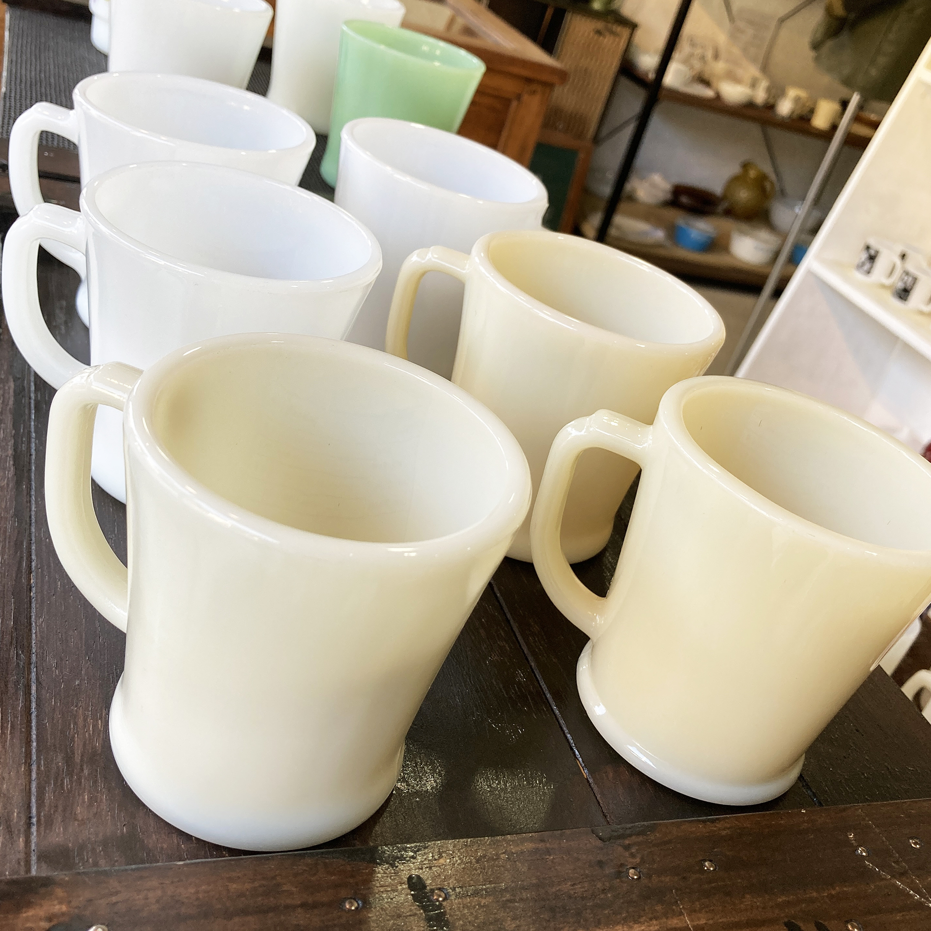 Fire-king ふんわり優しいアイボリー系マグのカラー比較 | マメチコ